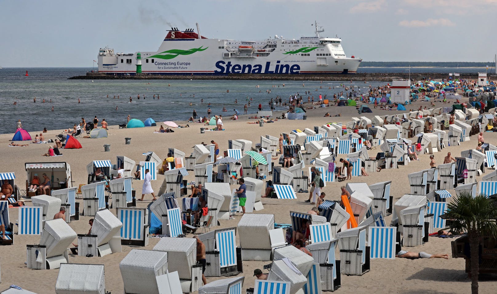 <strong>Platz 6: Strand von Warnemünde</strong> in Deutschland. Hier kostet die Liege 14 Euro, ein Eis 1,50 Euro, ein großes Bier 4,50 Euro, ein Aperol Spritz 6 Euro und das Wasser 0,90 Euro.