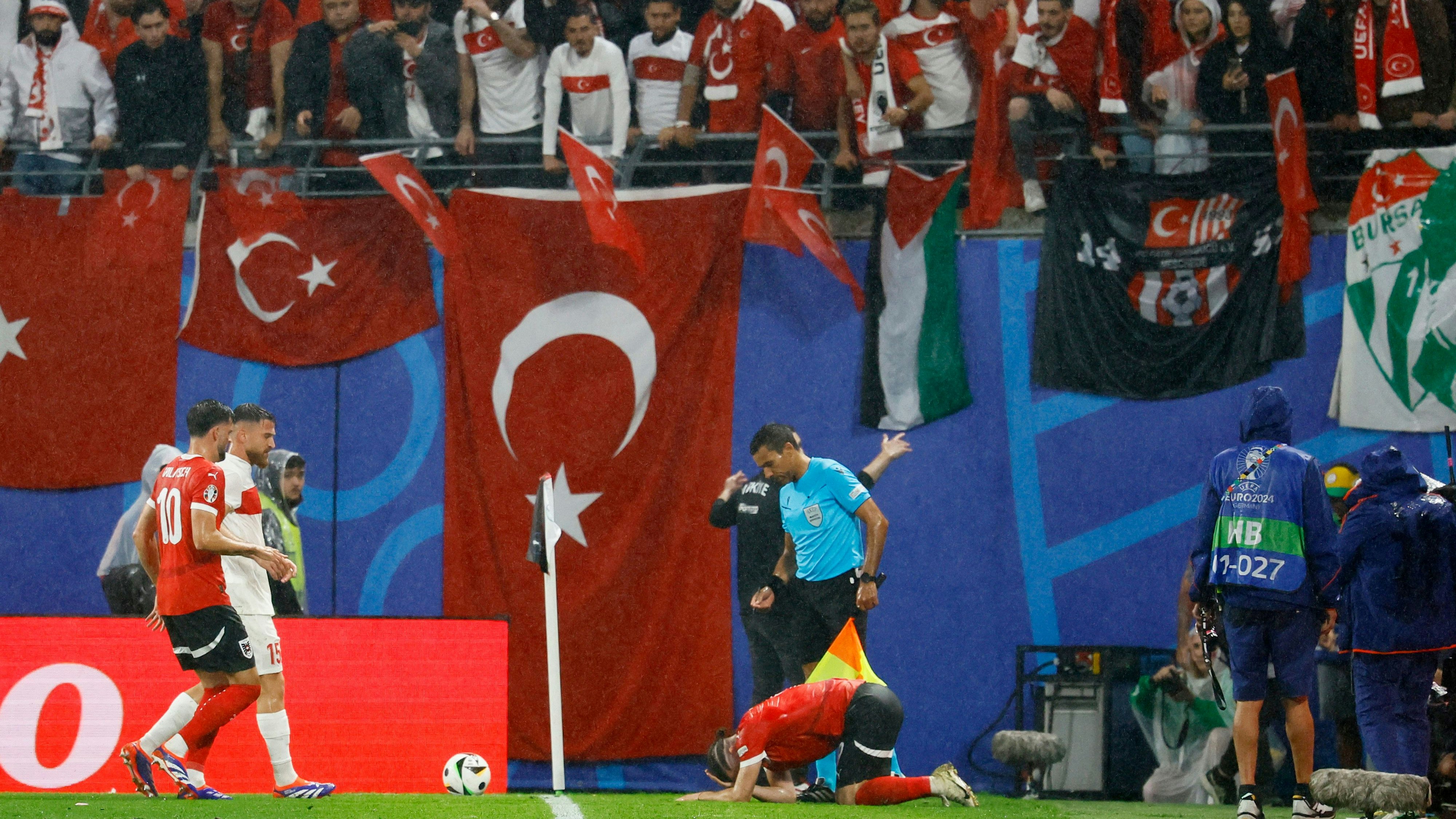 In der hitzigen Schlussphase des Spiels ging Marcel Sabitzer nach einem Corner zu Boden, wurde wohl von einer Münze getroffen. 