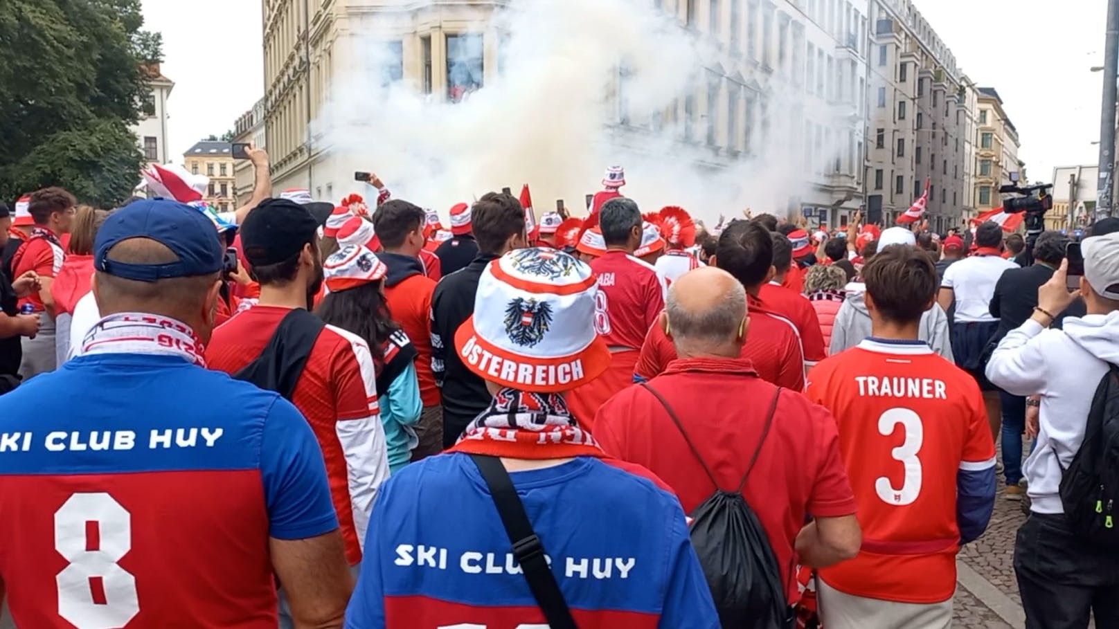 Tausende ÖFB-Fans marschieren durch Leipzig