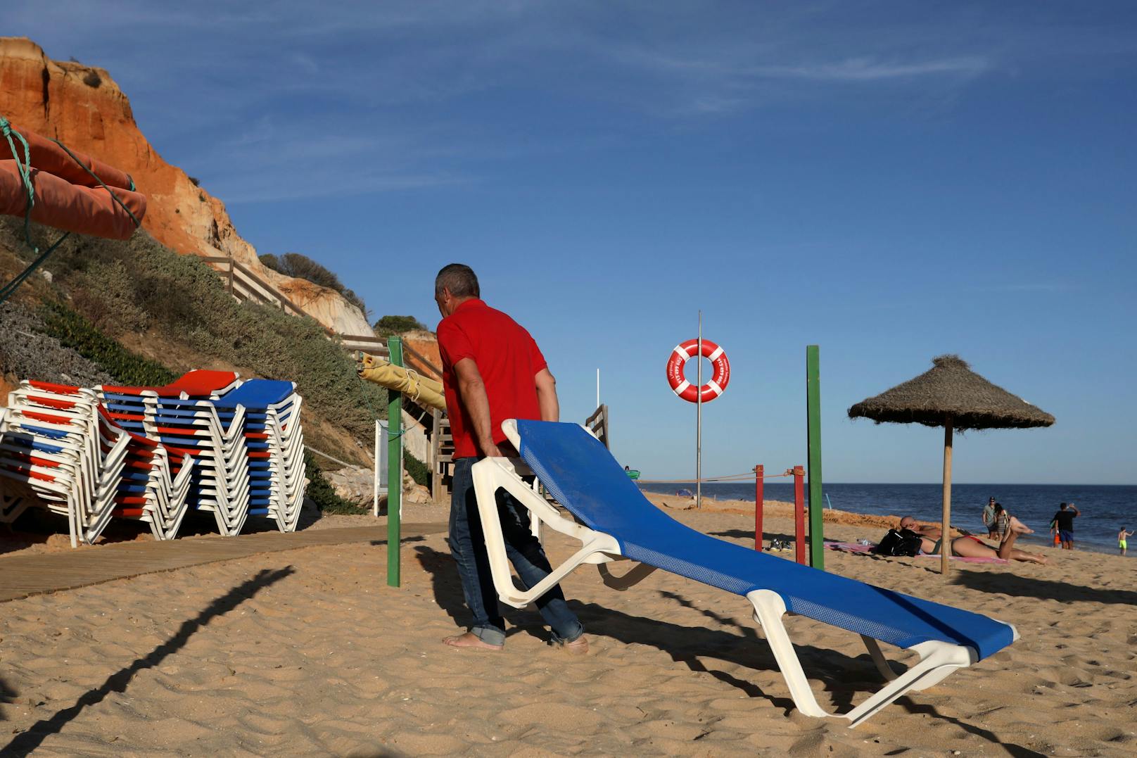 <strong>Platz 7: Falésia Beach</strong> an der portugiesischen Algarve. Die Liege kostet hier 10 Euro, das Eis 2,80 Euro, das große Bier nur 3 Euro, der Aperol Spritz 4 Euro und das Wasser 1,28 Euro.