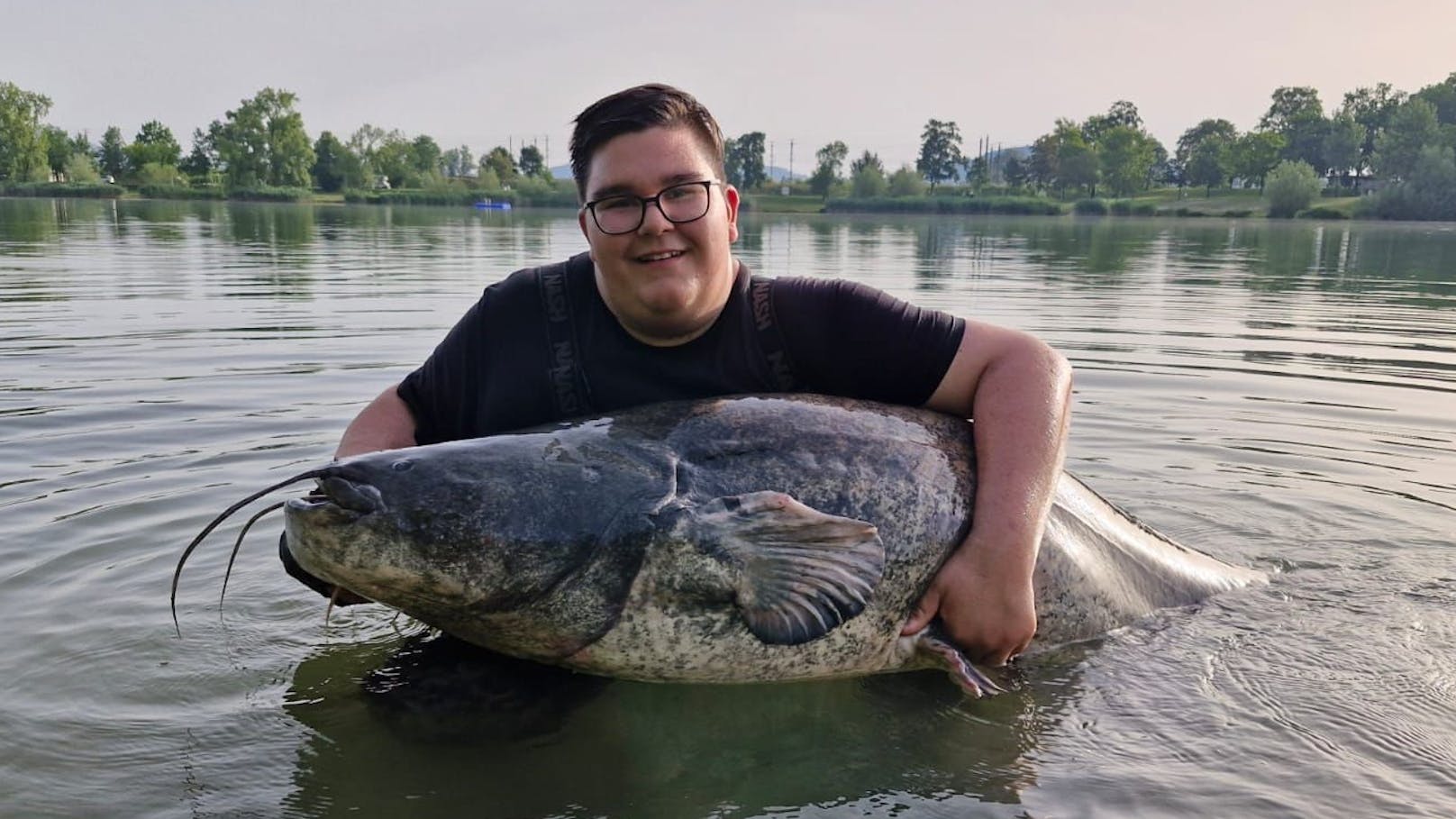 17-Jähriger zog Riesen-Fisch aus Linzer Badesee
