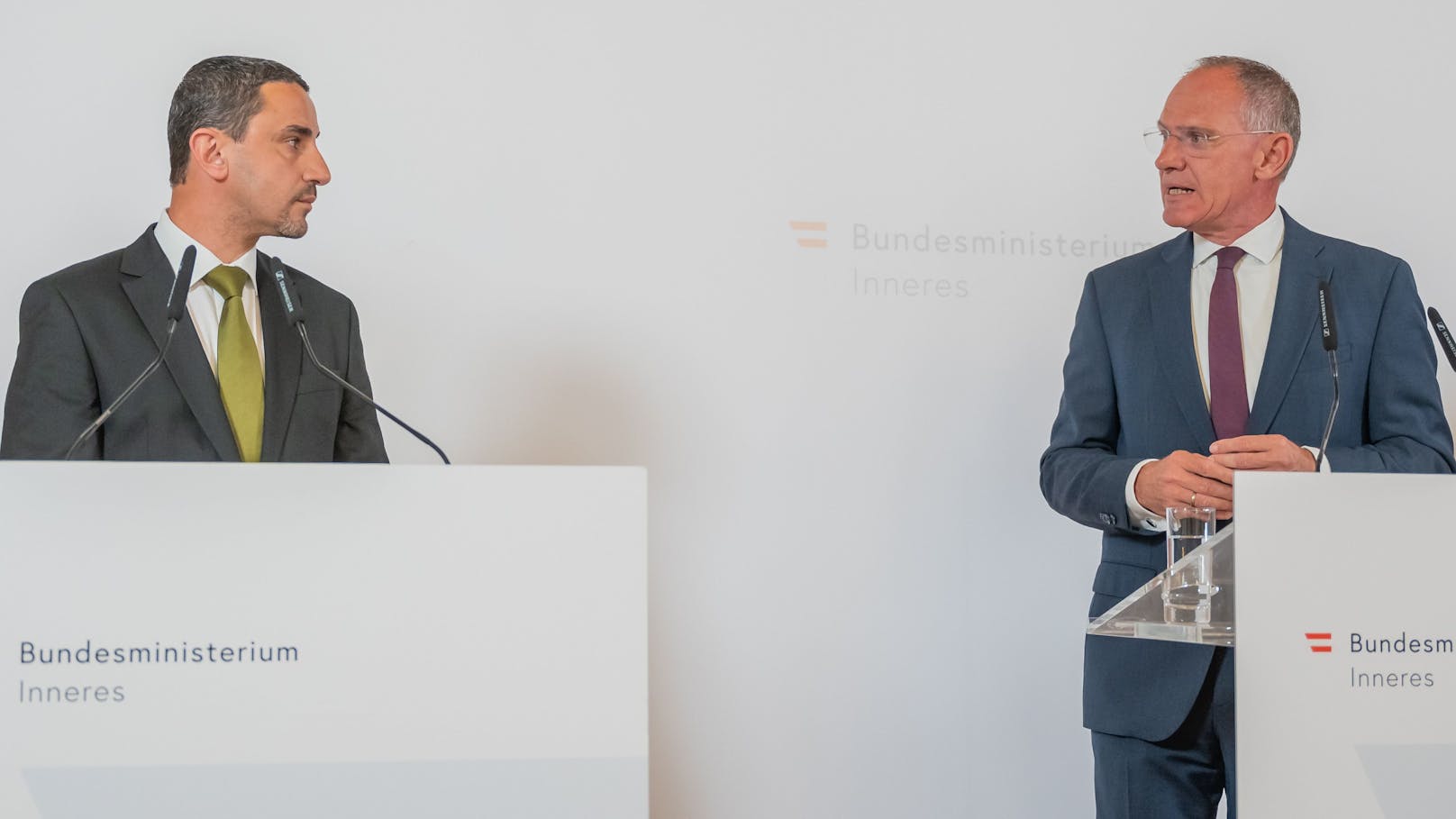 Der Leiter des Direktion Staatsschutz und Nachrichtendienst, Omar Haijawi-Pirchner und Innenminister Gerhard Karner (ÖVP) im Rahmen einer gemeinsamen Pressekonferenz. Archivbild. 