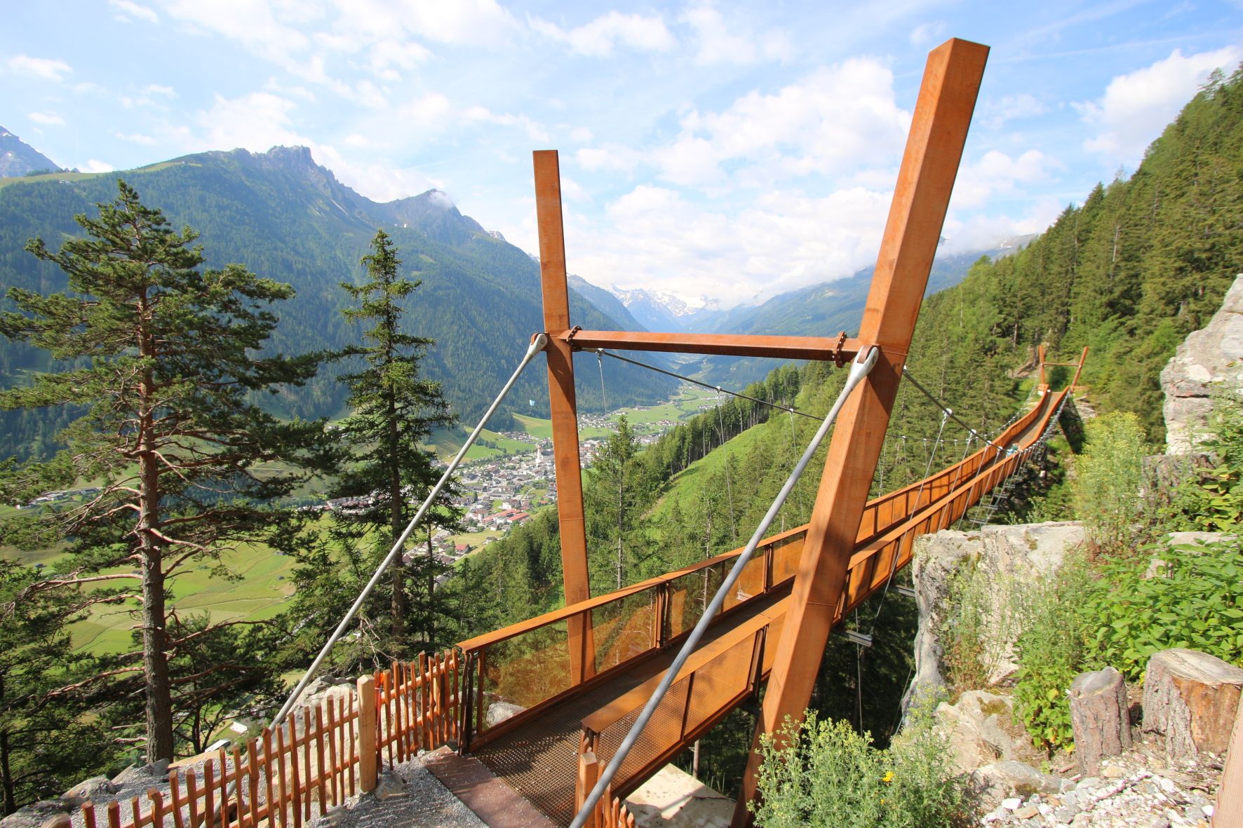 Die 110 Meter lange Hängebrücke auf der Stubaier 
