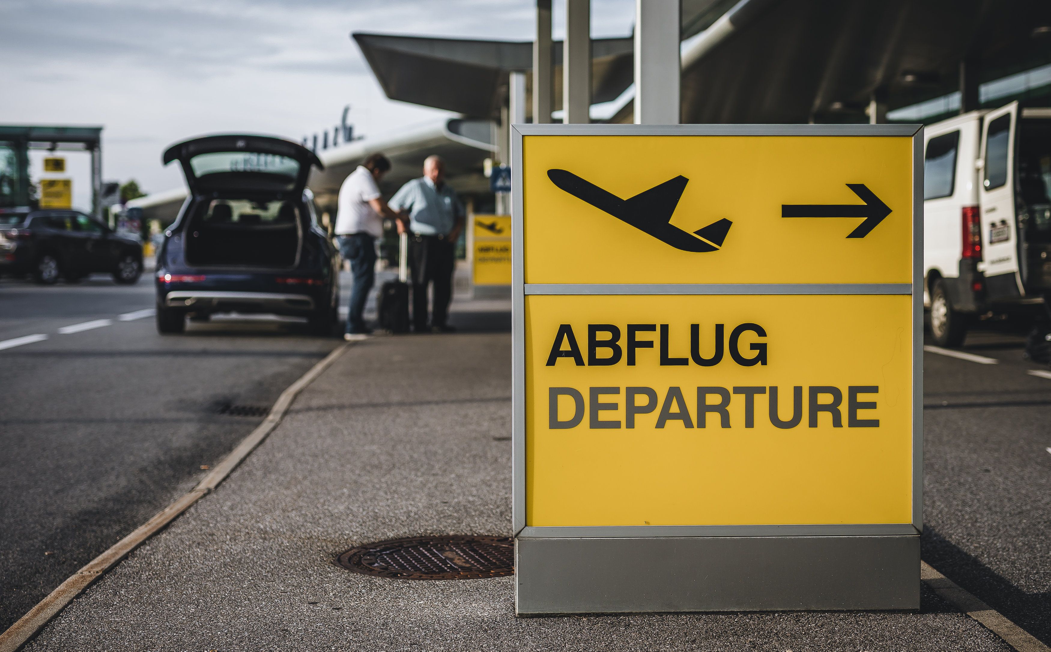 Abflugschild vor dem Flughafen Graz. Archivbild 2018.