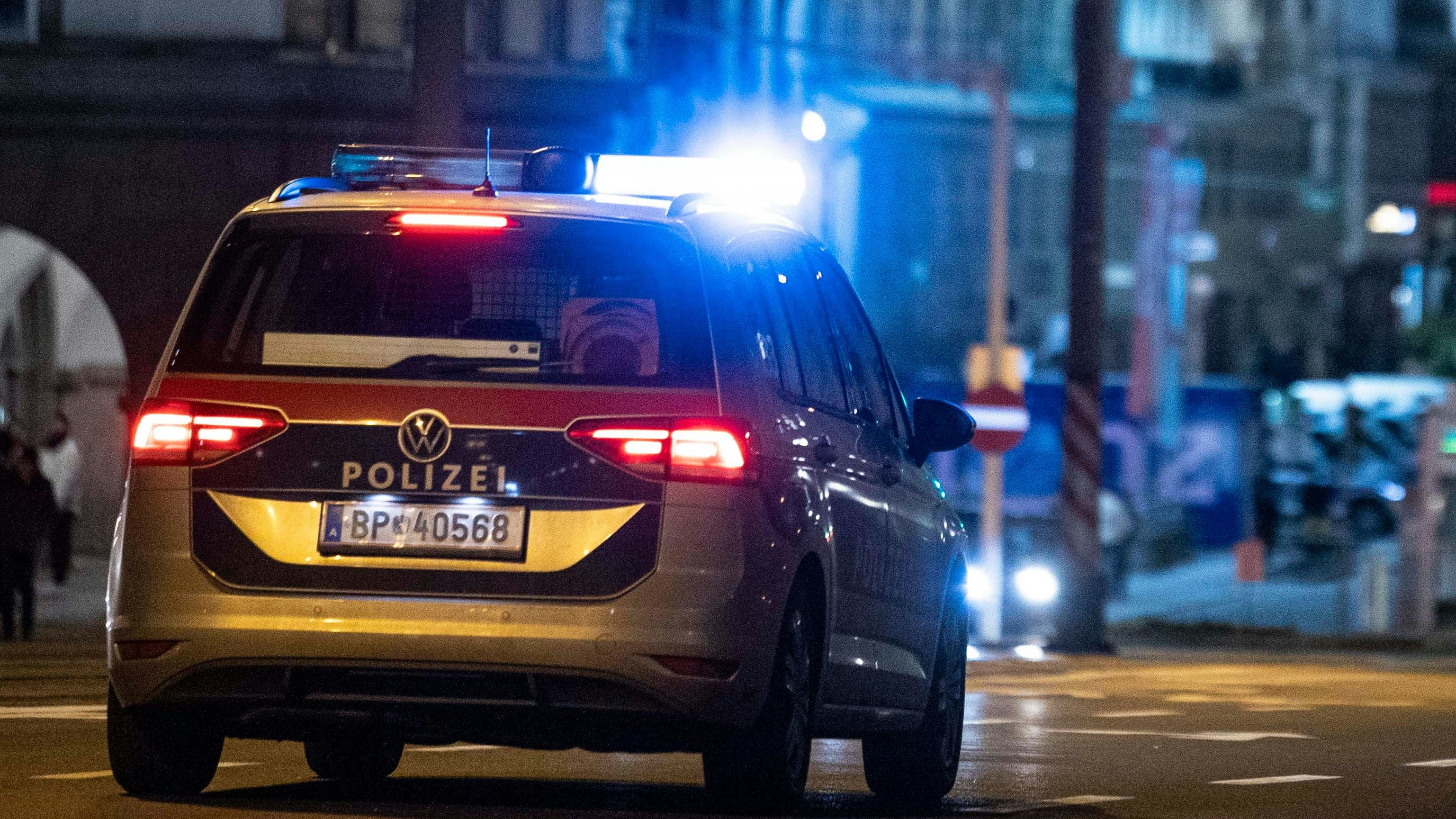 Download von www.picturedesk.com am 02.07.2024 (12:27).  Polizisten befinden sich während einer Demonstration im Einsatz. Im Bild: Funkstreife mit Blaulicht. Linz, Österreich. 04.02.2023 // Linz police forces are in service during a demonstration. Picture: Police car with blue flashlights. Vienna, Austria. February 4th, 2023 - 20230204_PD19350 - Rechteinfo: Rights Managed (RM)