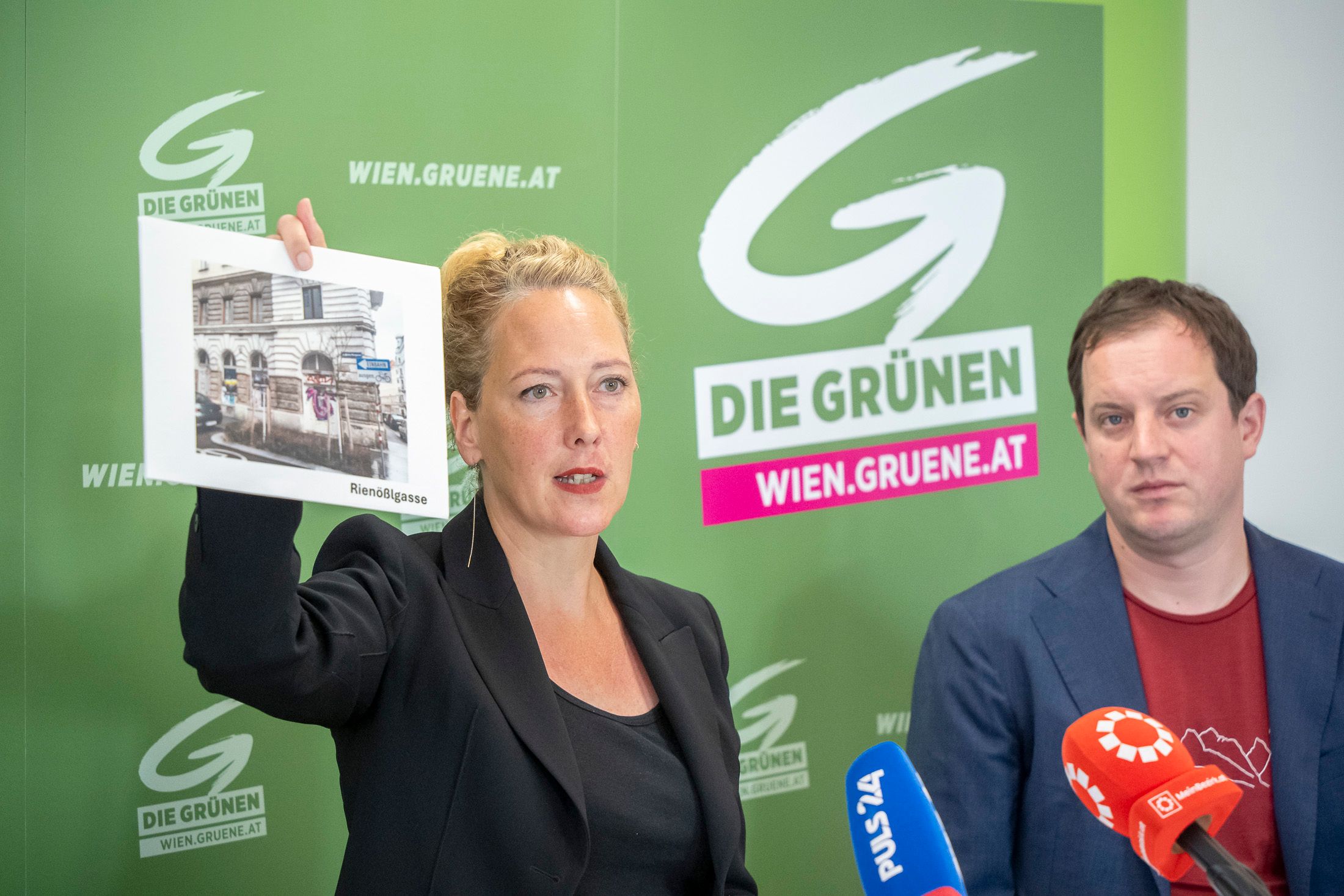 Wiens Grünen-Chefin&nbsp;Judith Pühringer und der grüne Wohnbausprecher Georg Prack zeigen Missstände in Wiener Häusern auf und fordern Maßnahmen.