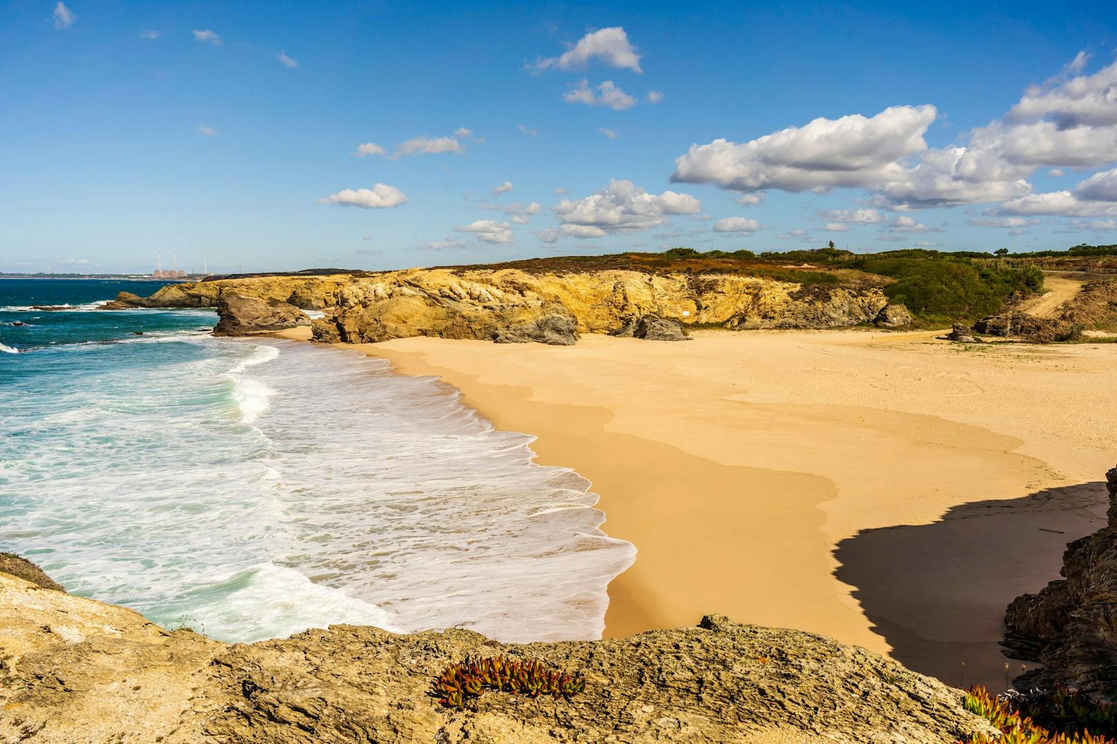 <strong>Platz 8: Praia Grande de Porto Covo</strong> im portugiesischen Porto Cove. Hier gibt es wohl keine Strandliegen, das Eis kostet 2,50 Euro, das große Bier 4 Euro, der Aperol Spritz kommt auf 6 Euro und für das Wasser legen Strandbesucher 0,99 Euro hin.