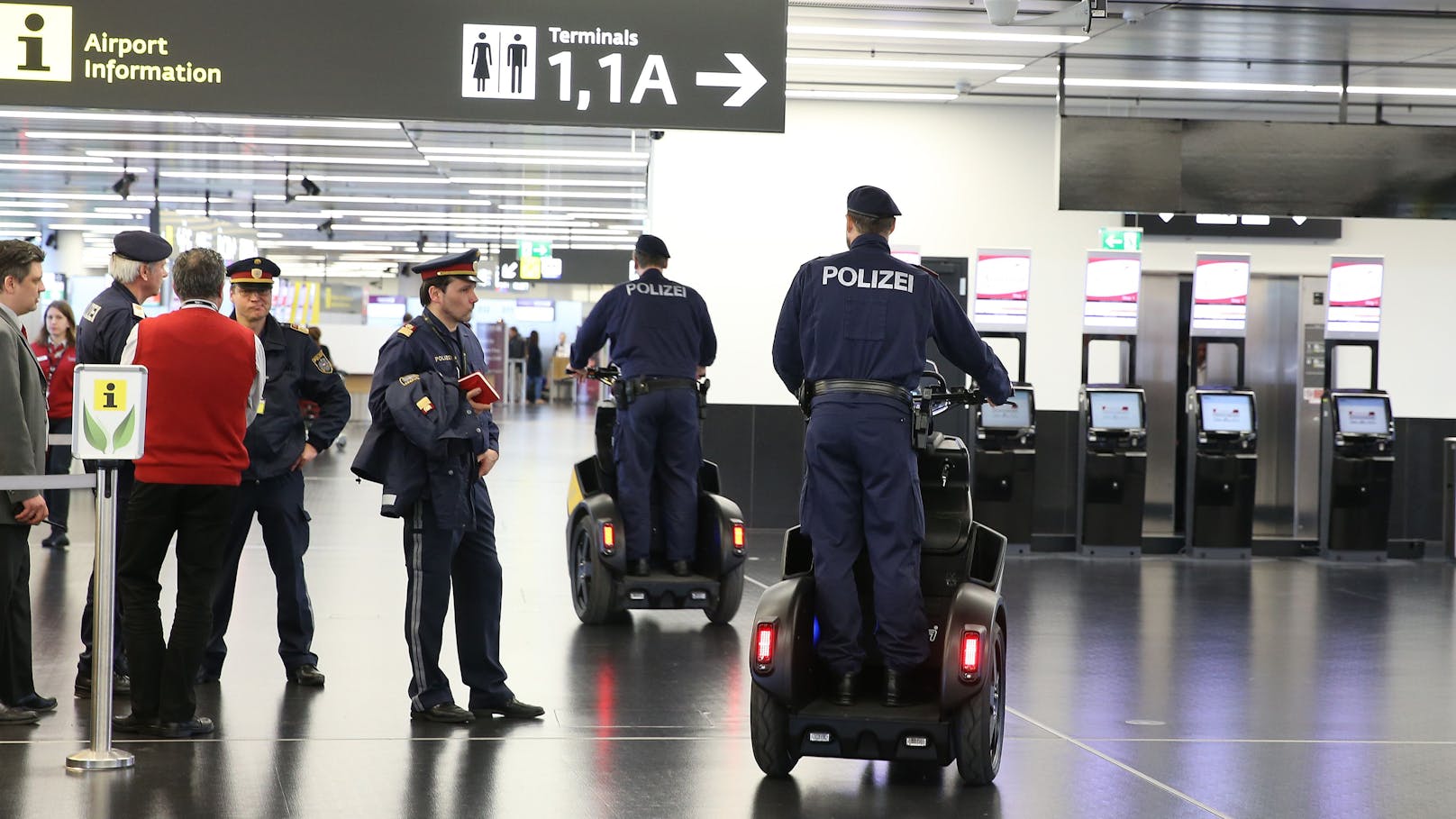 Urlaubsflug storniert – Polizeieinsatz am Airport Wien
