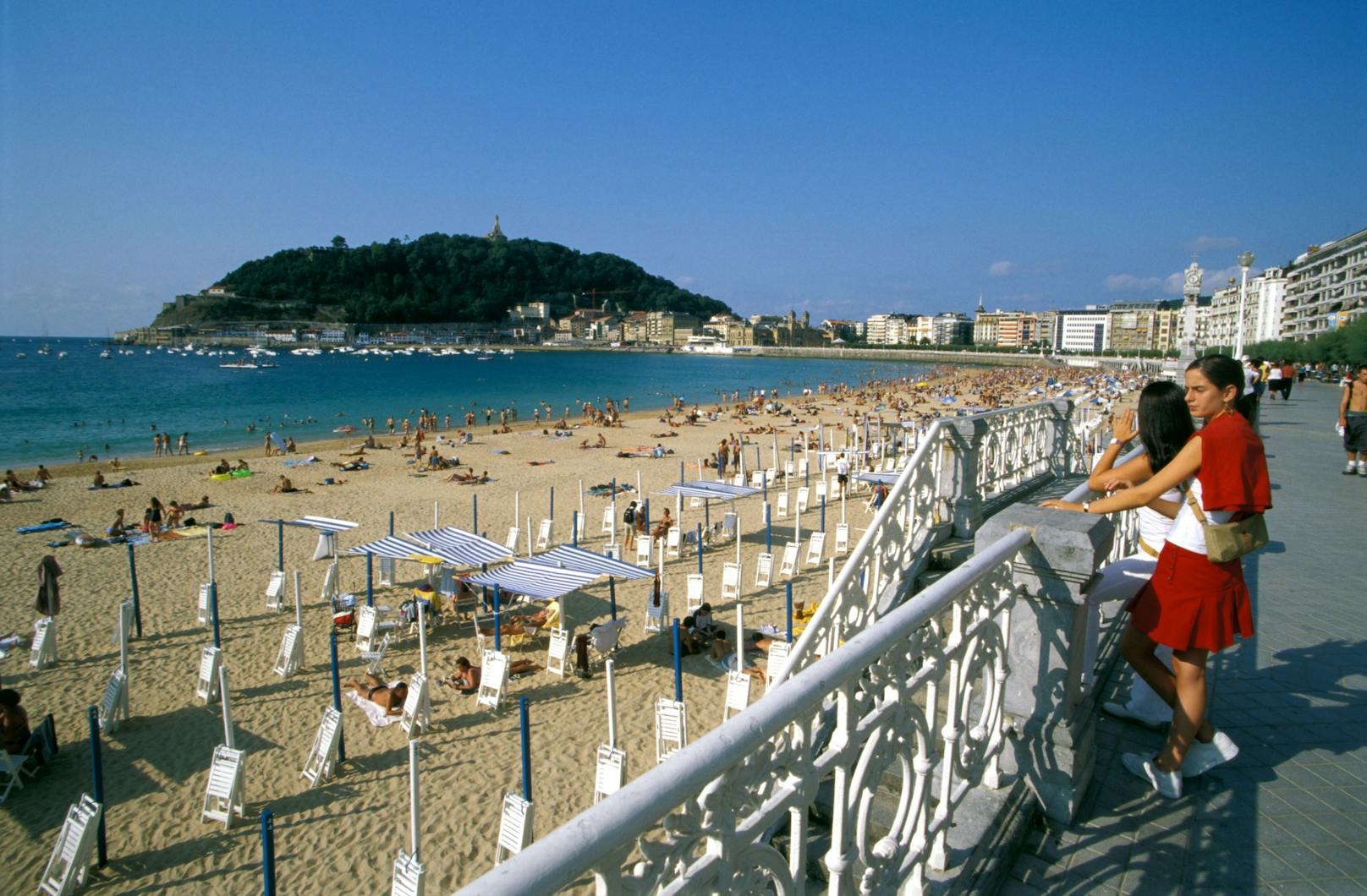 <strong>Platz 3: Playa de La Concha</strong> in San Sebastian (Spanien). Liege: 3 Euro, Eis: 2,30 Euro, großes Bier: 3,50 Euro, Aperol Spritz: 7 Euro, Wasser: 0,44 Euro.