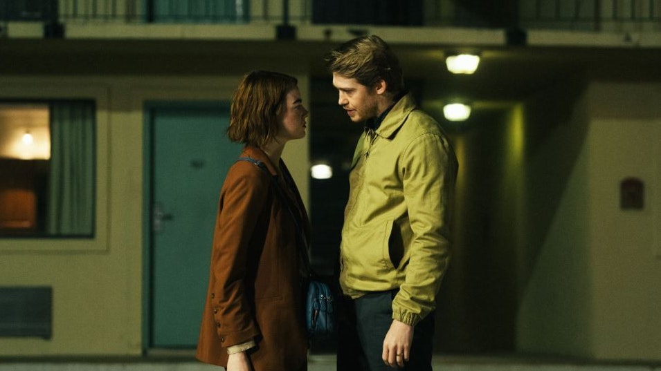 Emma Stone und Joe Alwin stehen zusammen vor der Kamera.