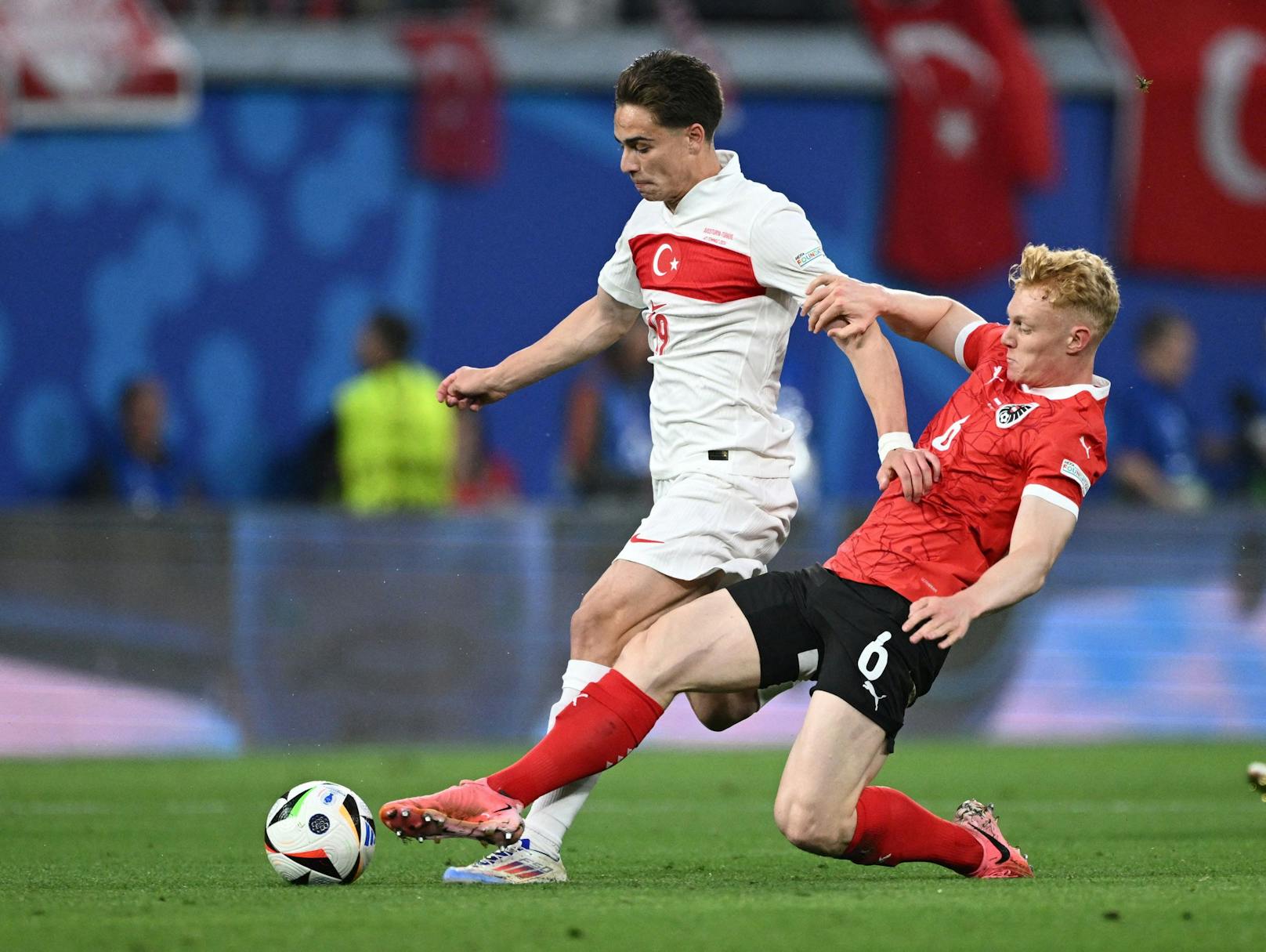 Österreichs Mittelfeldspieler Nici Seiwald mit dem starken Tackling gegen Kenan Yildiz. 