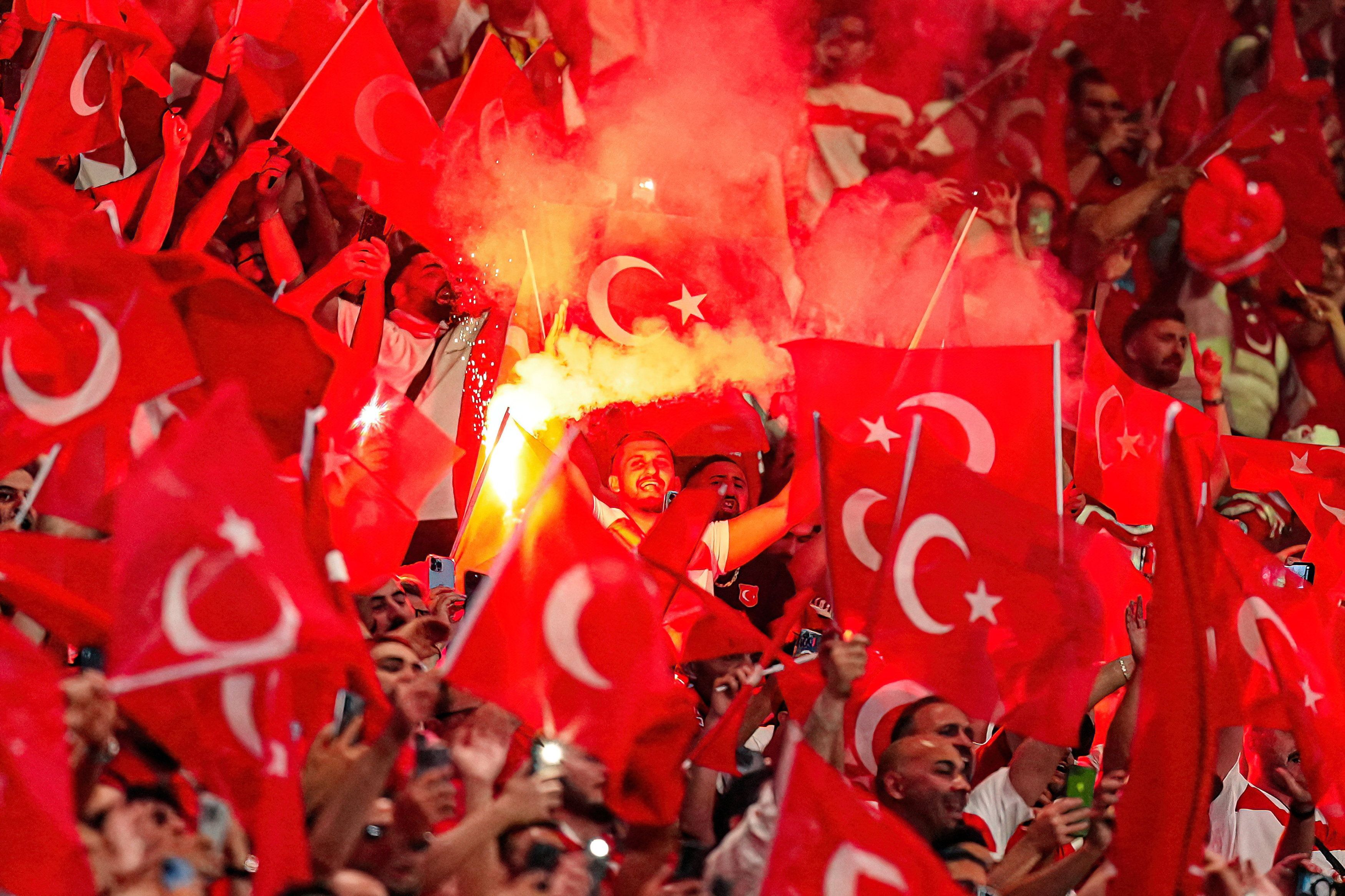 Türkei-Fans feuerten ihr Team gegen Tschechien lautstark an.