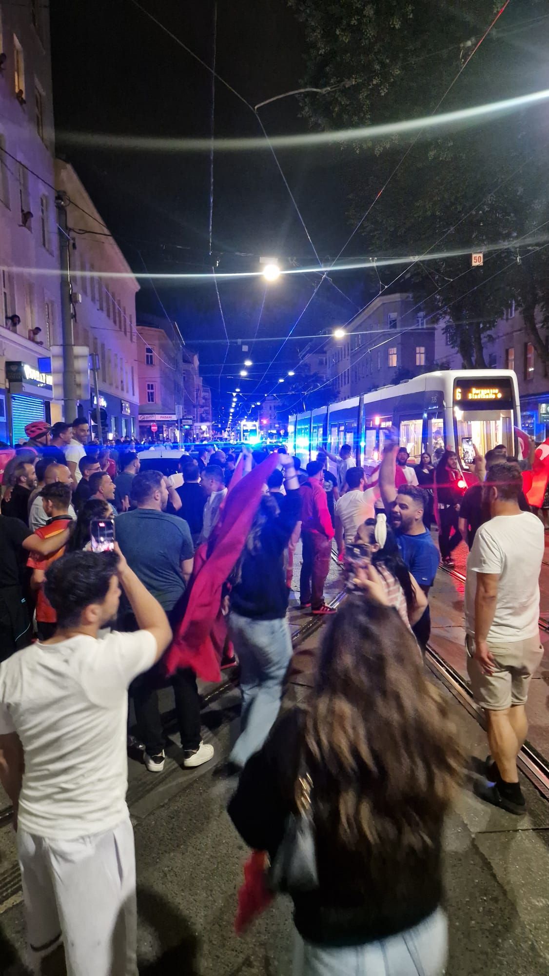 Fußball-Party in Wien: Türkei-Fans feiern Einzug ins Viertelfinale