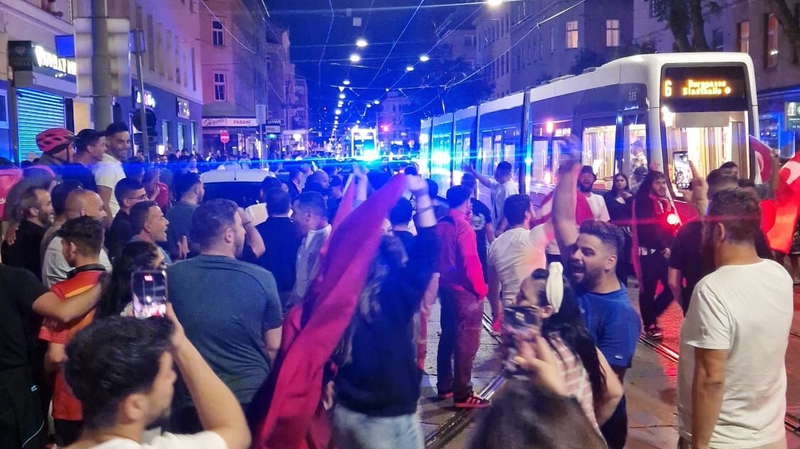 Fußball-Party in Wien: Türkei-Fans feiern Einzug ins Viertelfinale