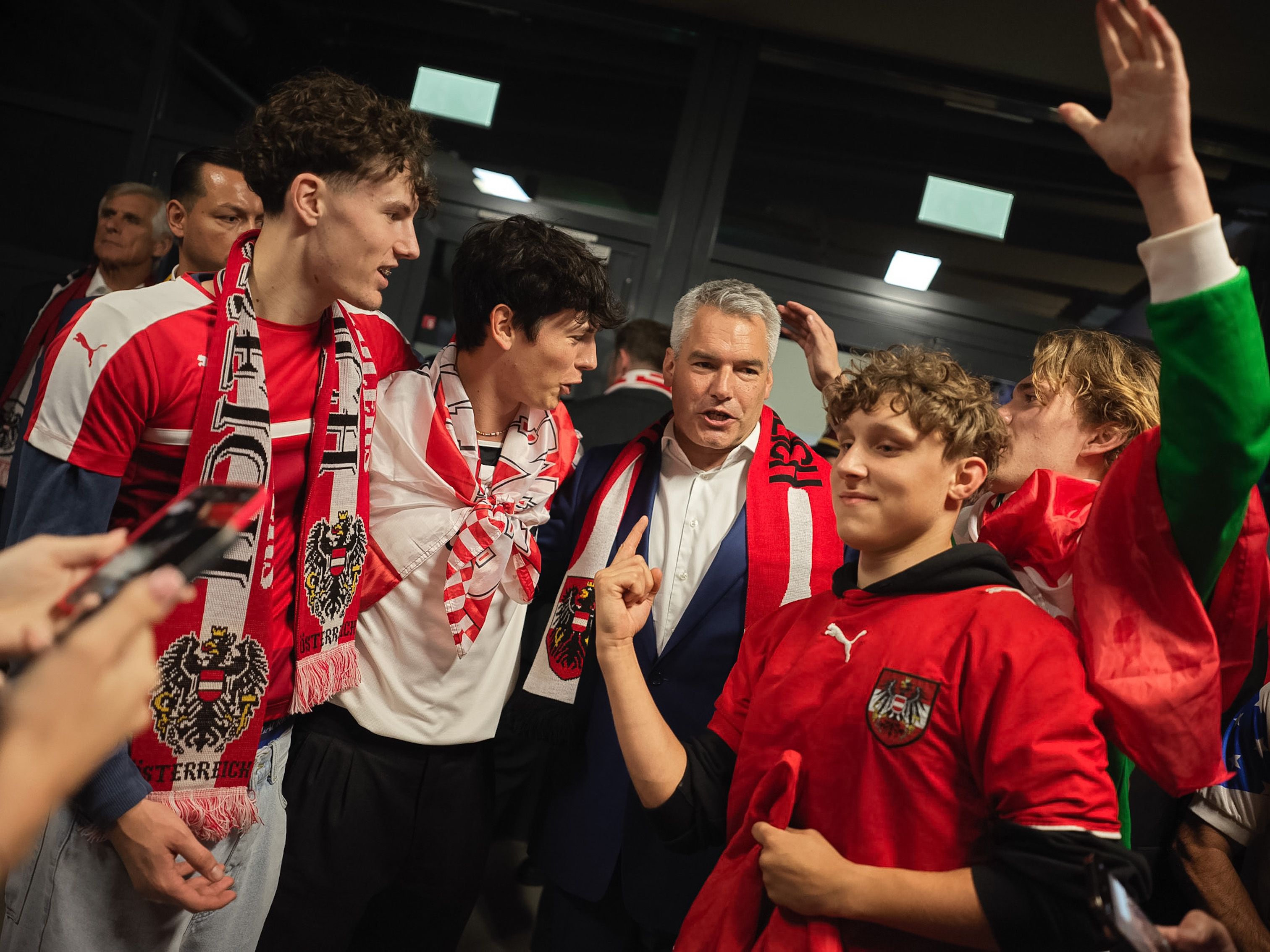 Bundeskanzler Karl Nehammer mit österreichischen Fans in Leipzig. 