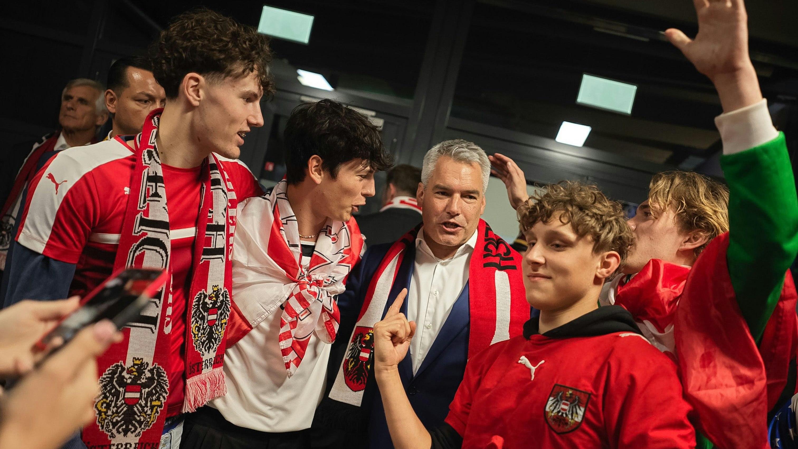 Bundeskanzler Karl Nehammer mit österreichischen Fans in Leipzig. 