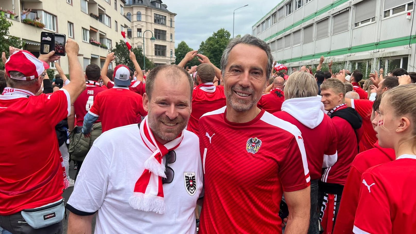 Rudi Fußi (l.) hat Ex-Bundeskanzler Christian Kern politisch beraten. Im Sommer besuchten sie gemeinsam ein Spiel der Österreicher bei der Euro in Deutschland.