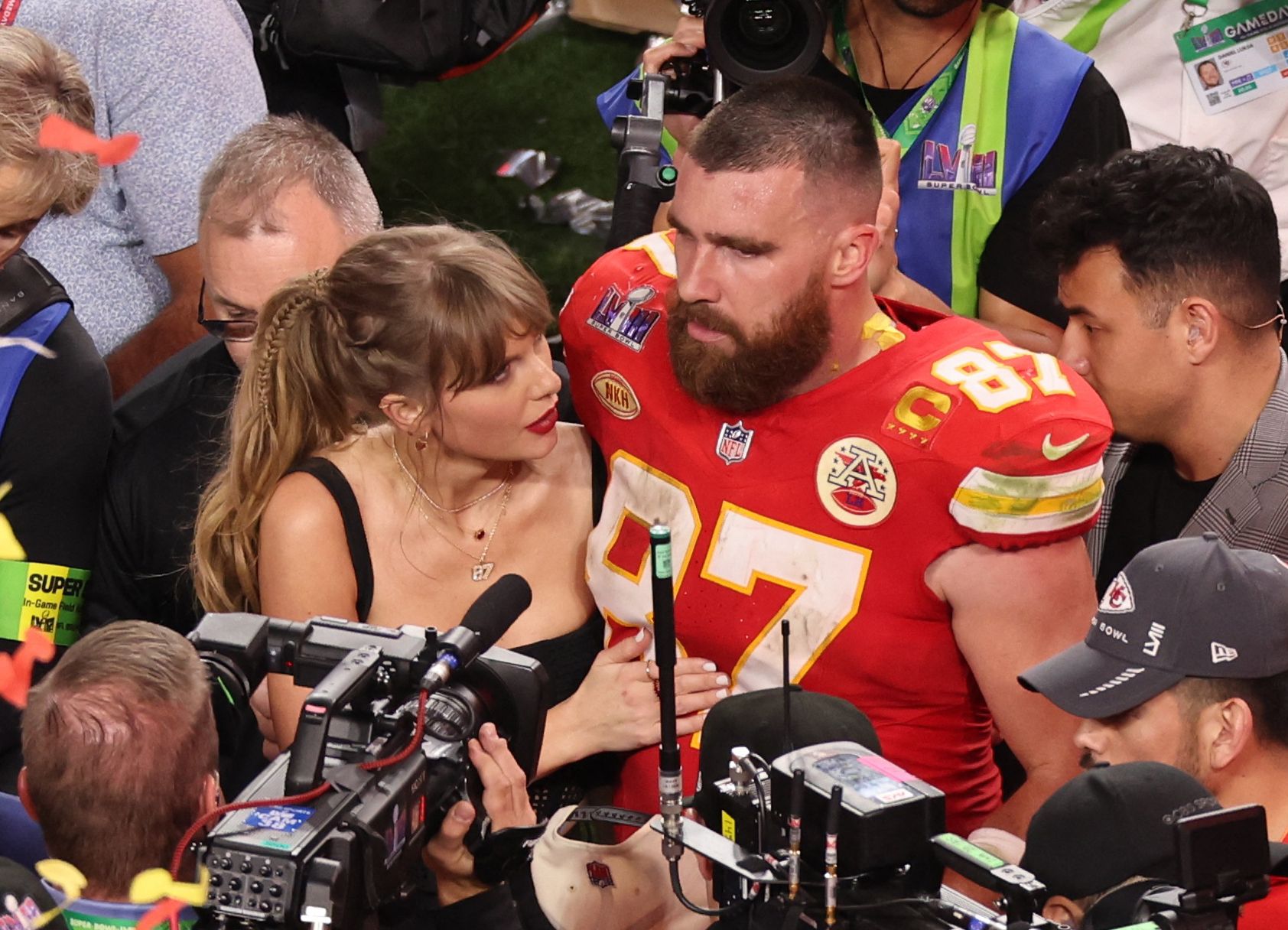 Wird Travis Kelce der Druck um Taylor Swift zu viel?