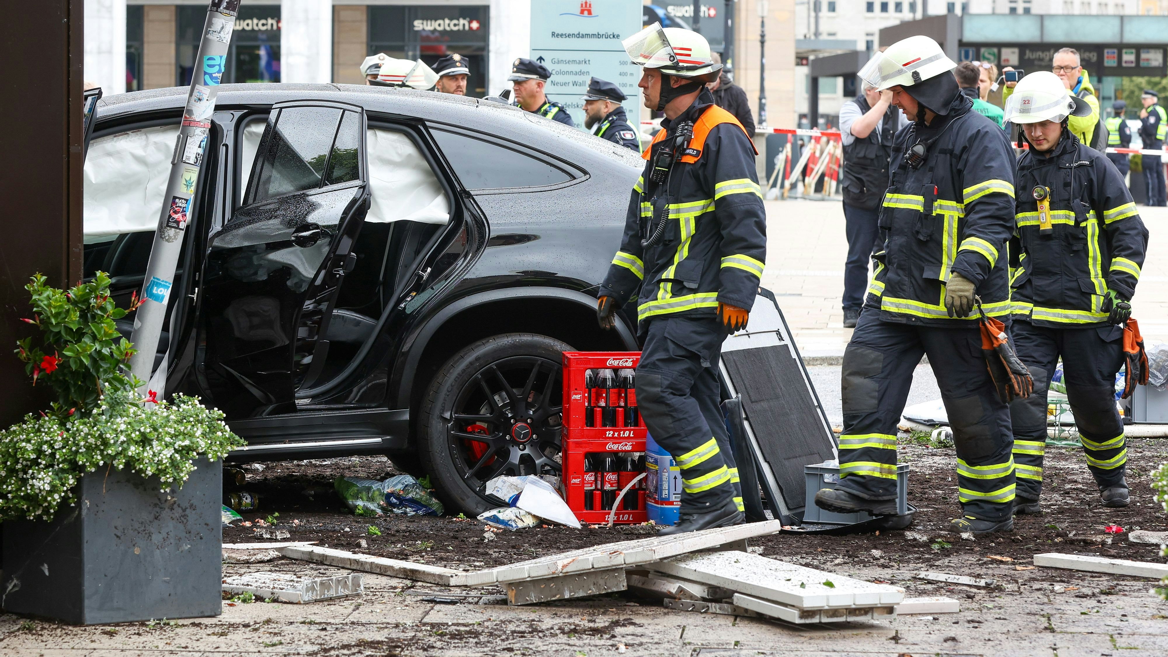 Download von www.picturedesk.com am 02.07.2024 (12:58).  02 July 2024, Hamburg: Helpers stand by a demolished car in front of a savings bank in Hamburg city center. A car crashed into a savings bank in Hamburg, injuring several people. Photo: Bodo Marks/dpa - 20240702_PD2907 - Rechteinfo: Rights Managed (RM)