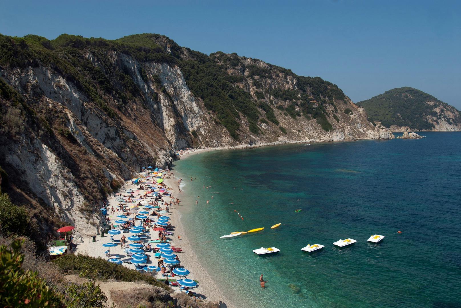 <strong>Platz 9: Spiaggia di Sansone</strong> auf der italienischen Insel Elba. Hier muss man für die Sonnenliege mit 20 Euro tief in die Tasche greifen. Das Eis kommt auf 2,50 Euro, das große Bier auf 5 Euro und der Aperol Spritz gar auf 7 Euro. Dafür ist der Preis für eine Flasche Wasser mit 0,50 Euro vergleichsweise niedrig.