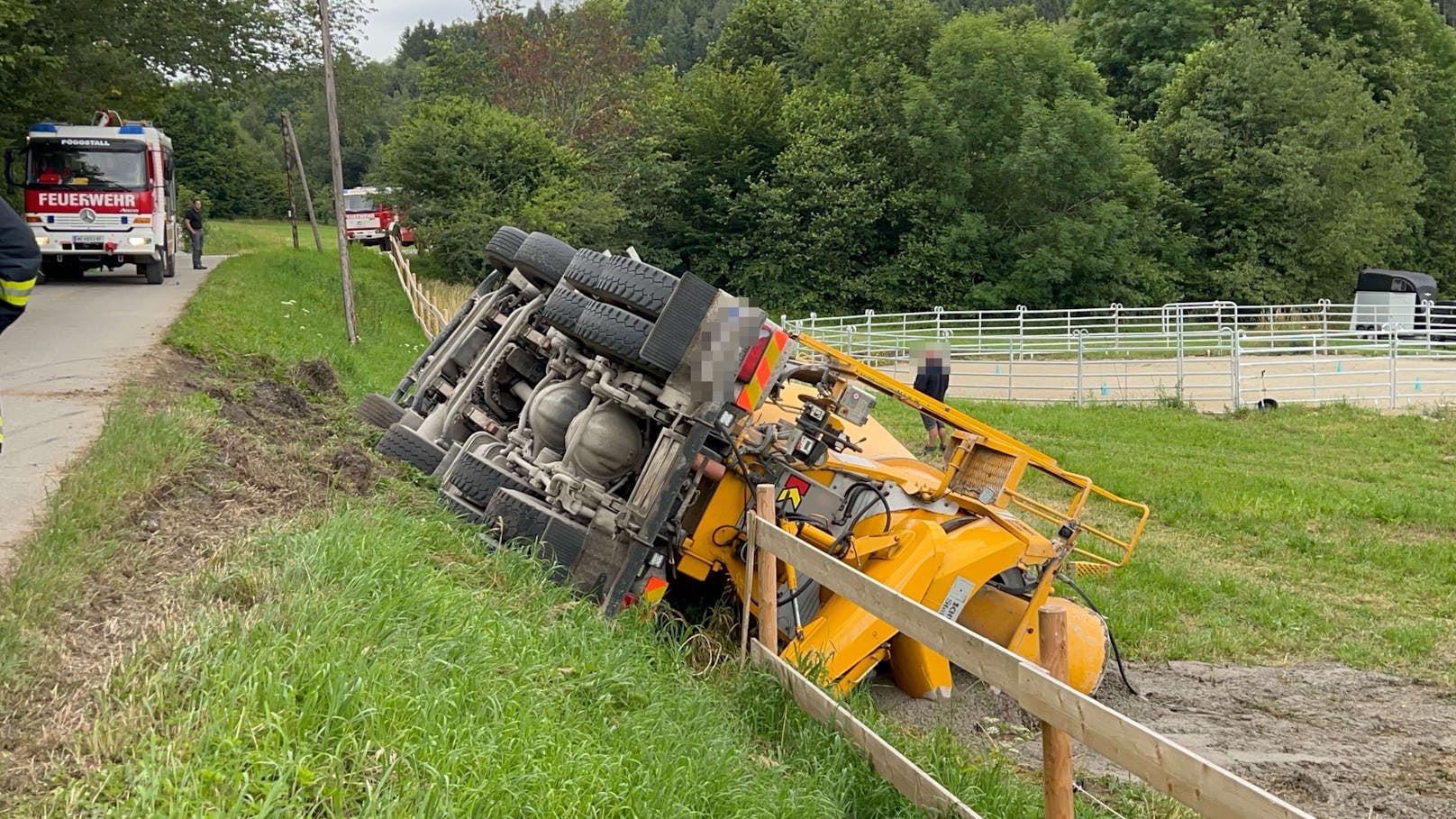 Betonmischwagen stürzte in Graben und infolge in eine Pferdekoppel.