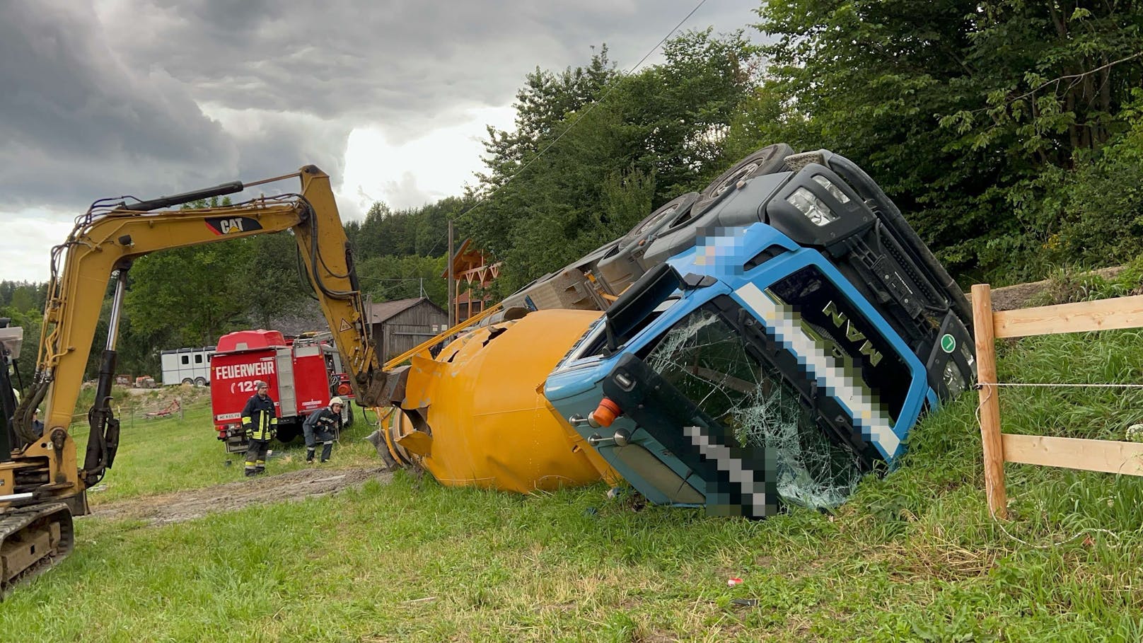 Spektakulärer Crash – Betonmischwagen stürzte in Graben