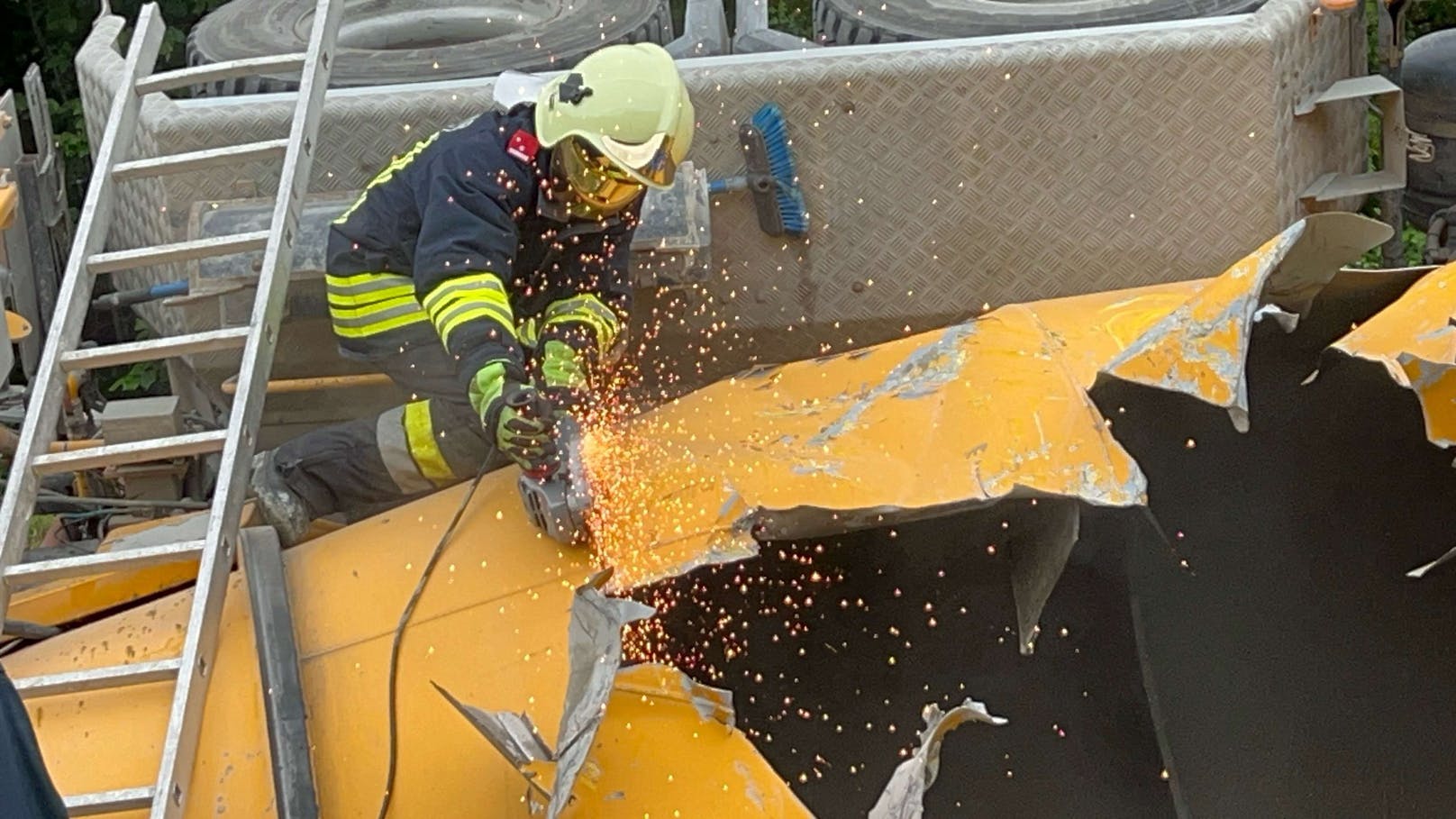 Der Betonmischwagen wurde mit einer Flex aufgeschnitten.