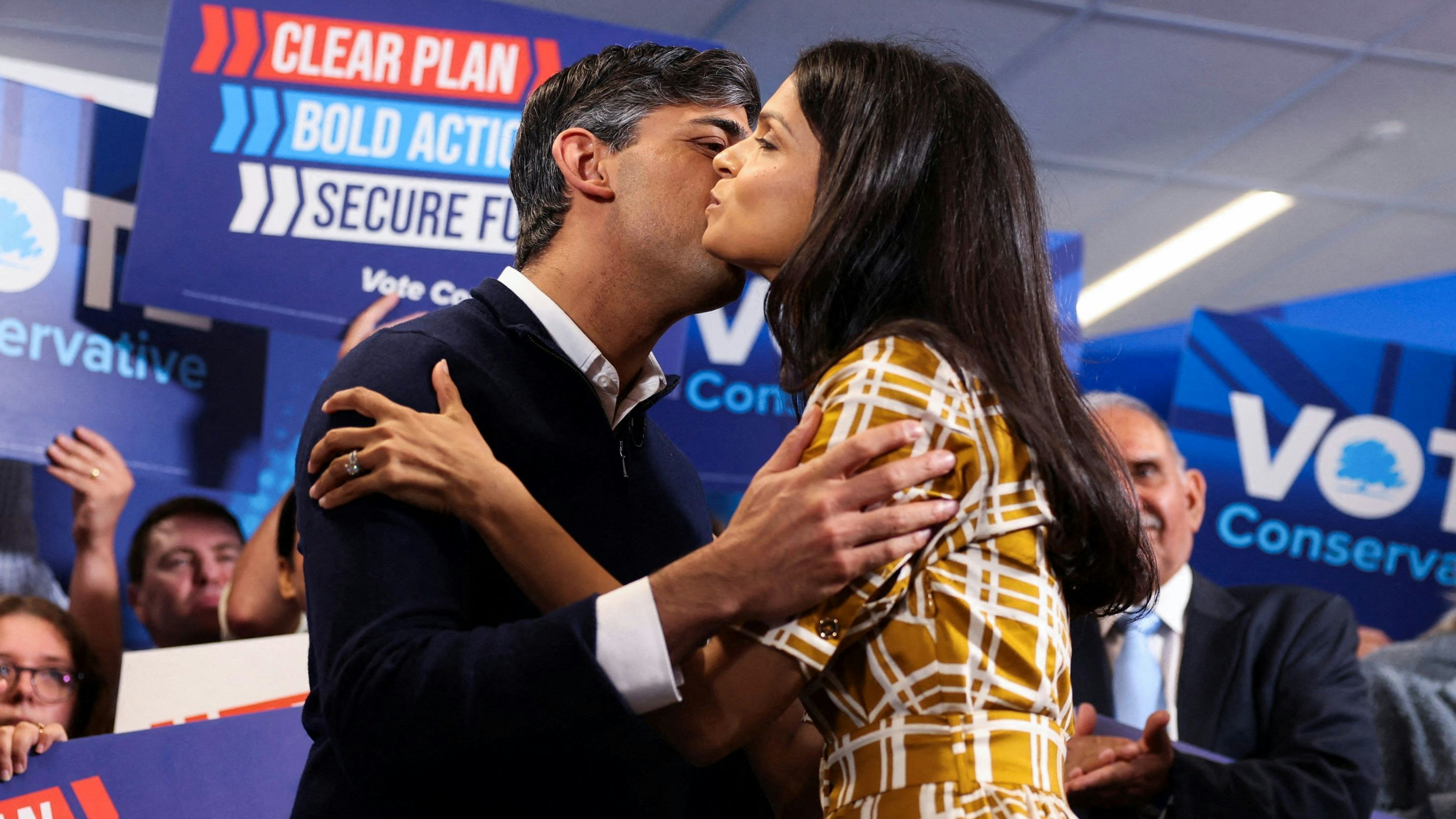 Premierminister Rishi Sunak mit Ehefrau Akshata Murty beim Wahlkampffinale