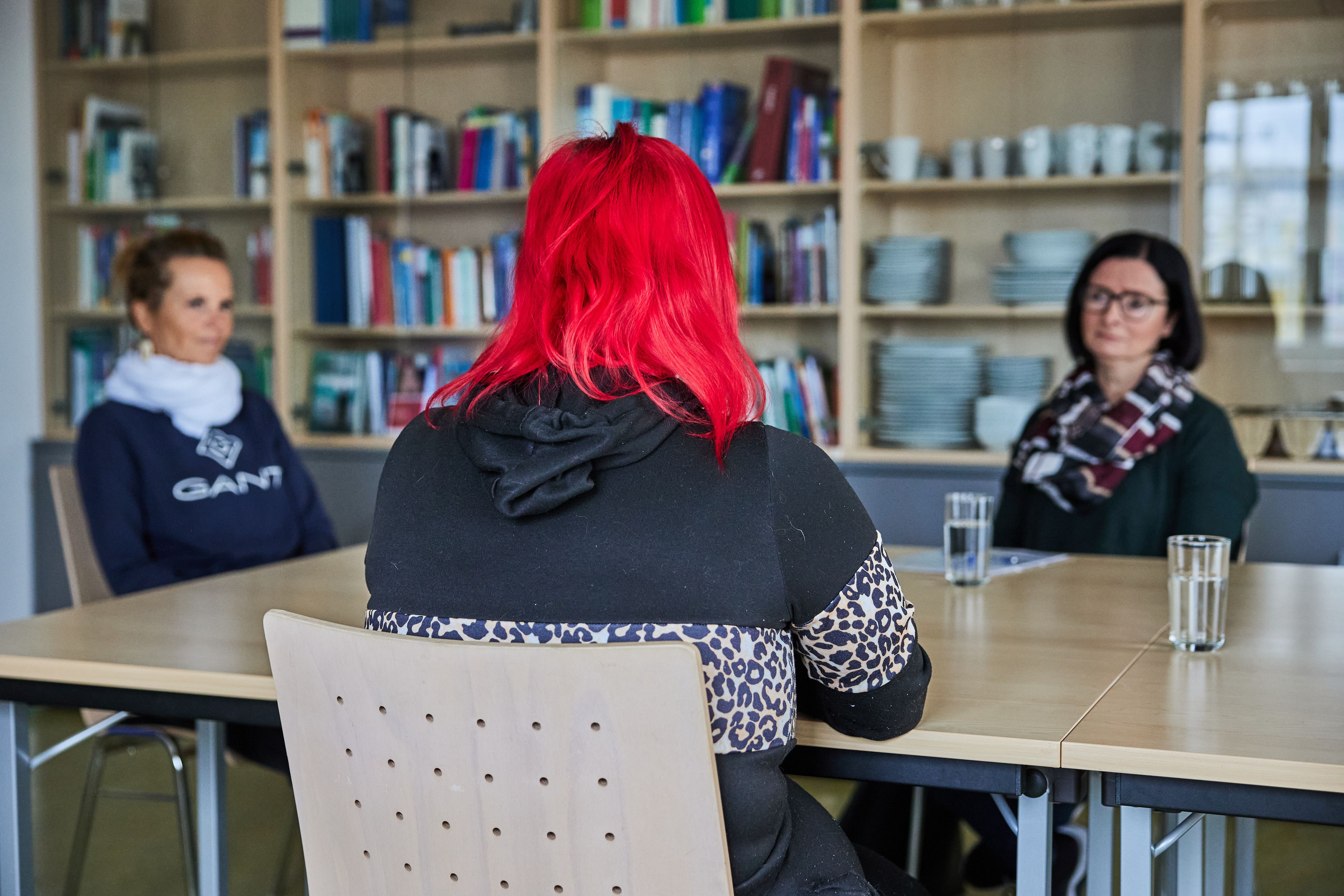 Die 25-jährige Anna kam mit 14 zum ersten Mal in Kontakt mit Drogen. Bei der Suchtberatung der Caritas bekommt sie Unterstützung bei ihrem Weg in ein Leben ohne Drogen.