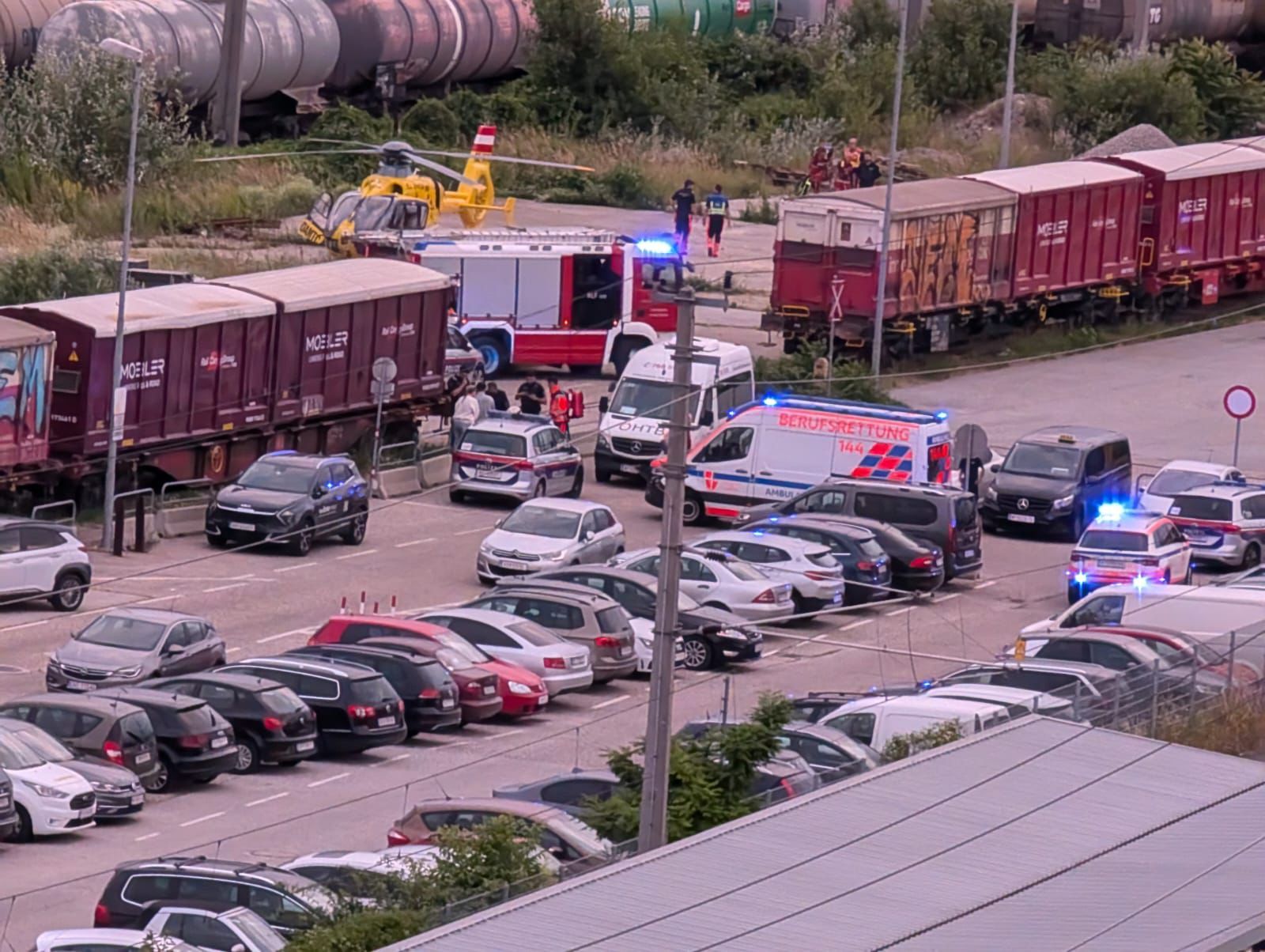 Großeinsatz der Polizei, Rettung und Feuerwehr am Bahnhof Kaiserebersdorf.