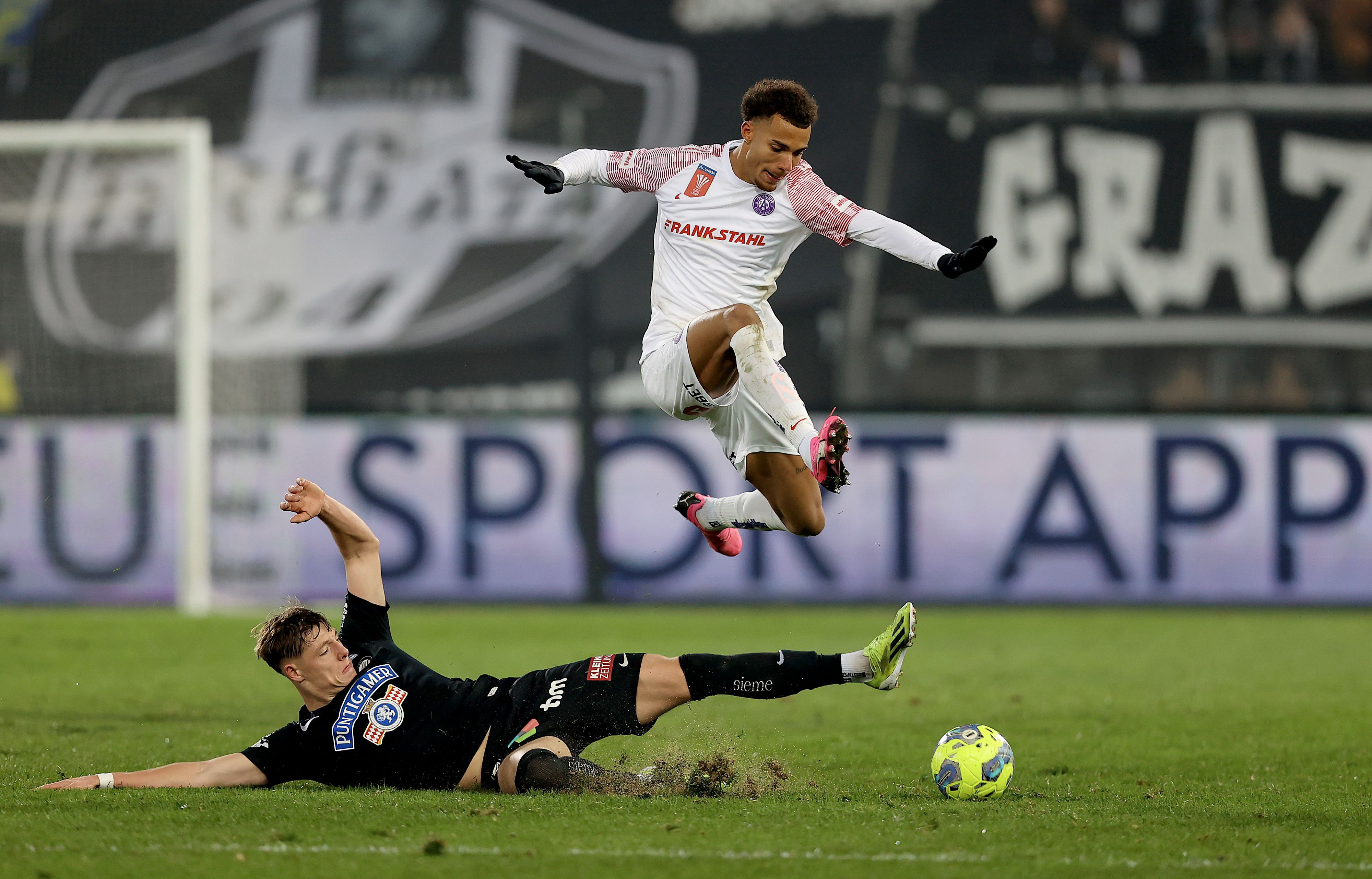 Manuel Polster schnürt sich seine Schuhe zukünftig in der Schweiz.