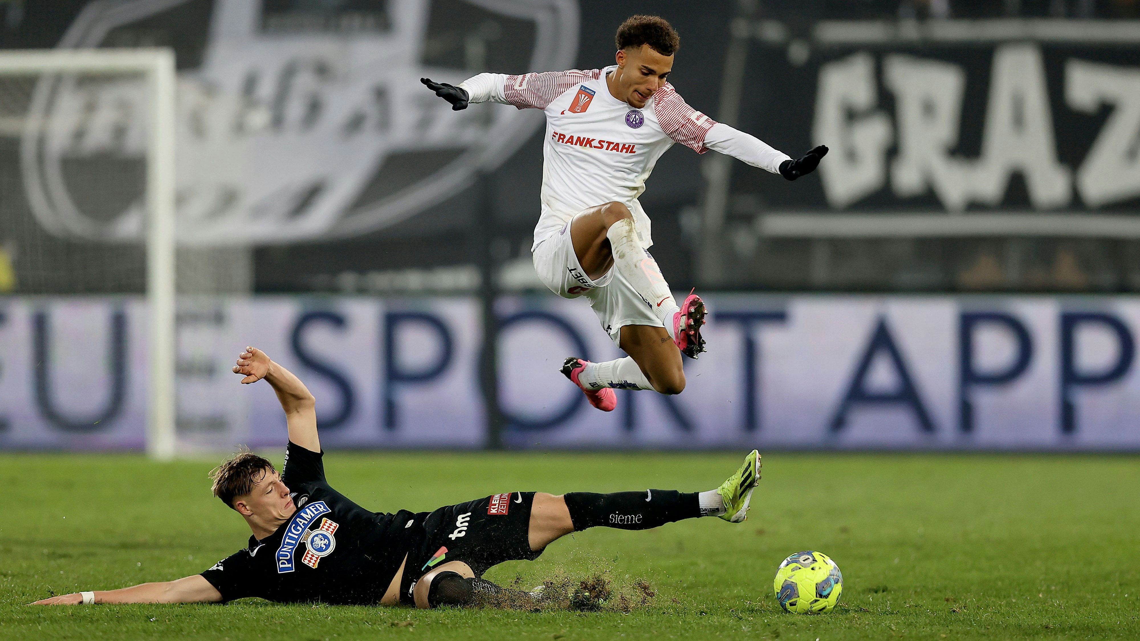 Manuel Polster schnürt sich seine Schuhe zukünftig in der Schweiz.