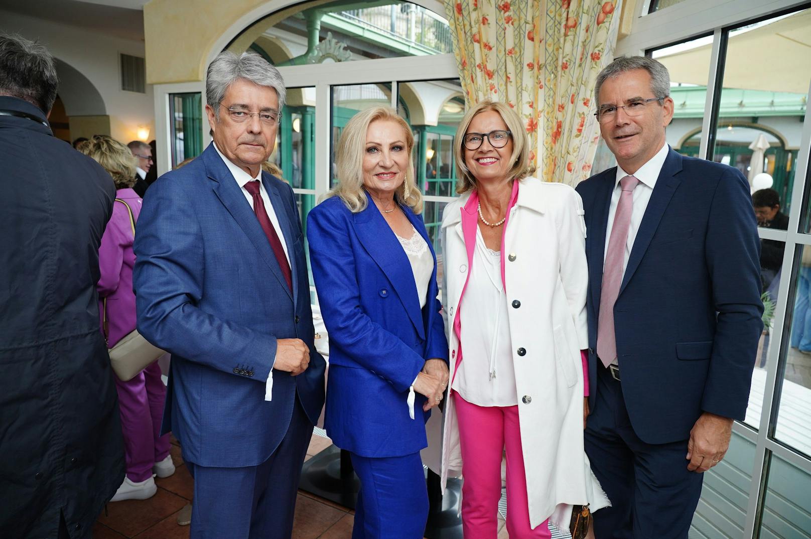 Wolfgang Hesoun mit Ehefrau Brigitte sowie Claudia und Hartwig Löger.