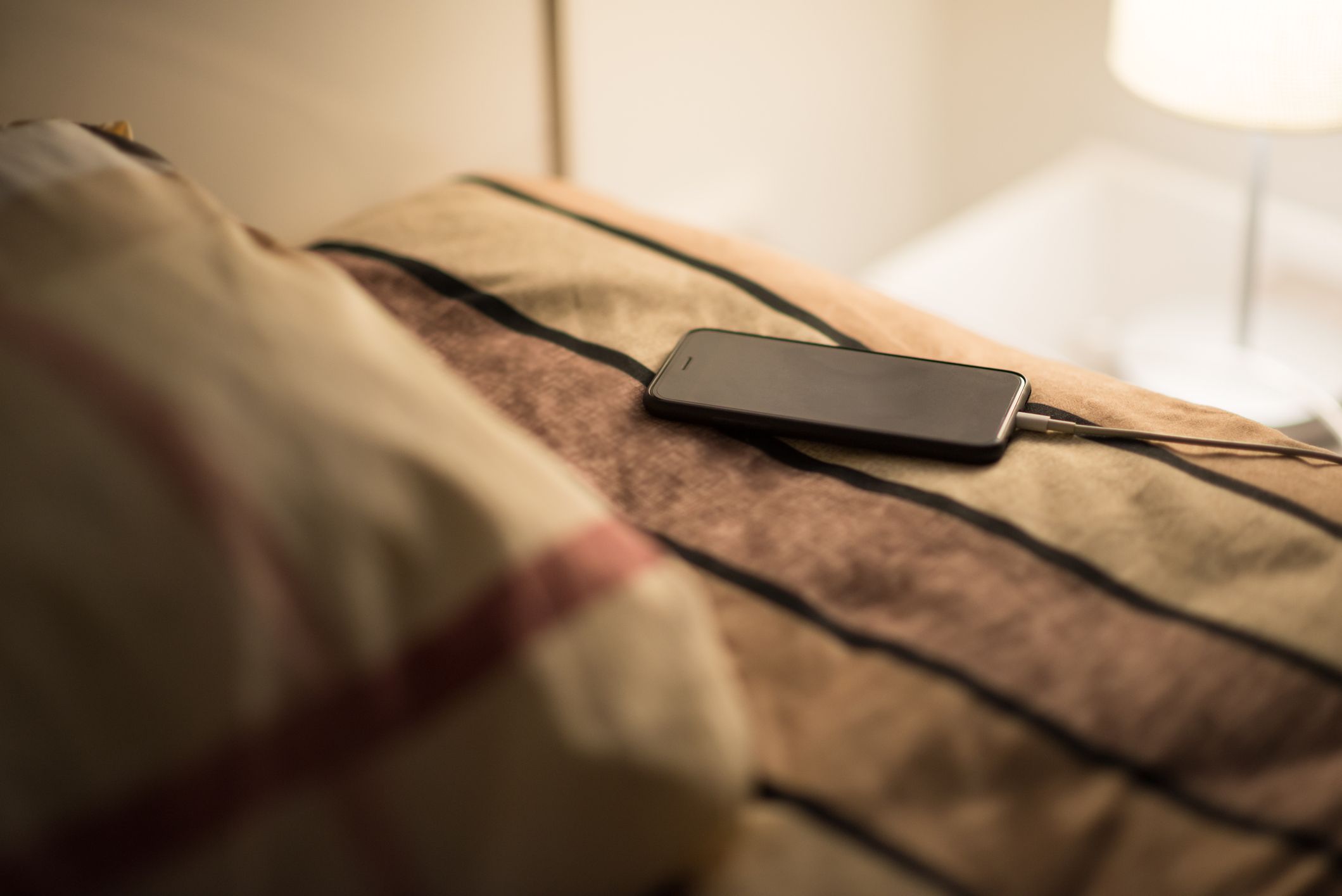 Mobiltelefone sollten nicht im Bett geladen werden.
