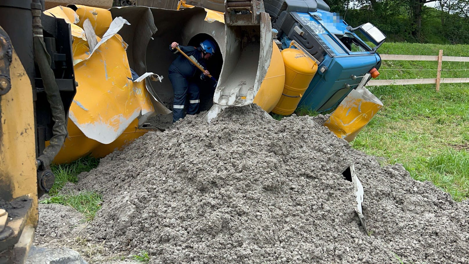 Betonmischwagen stürzte in Graben und infolge in eine Pferdekoppel.