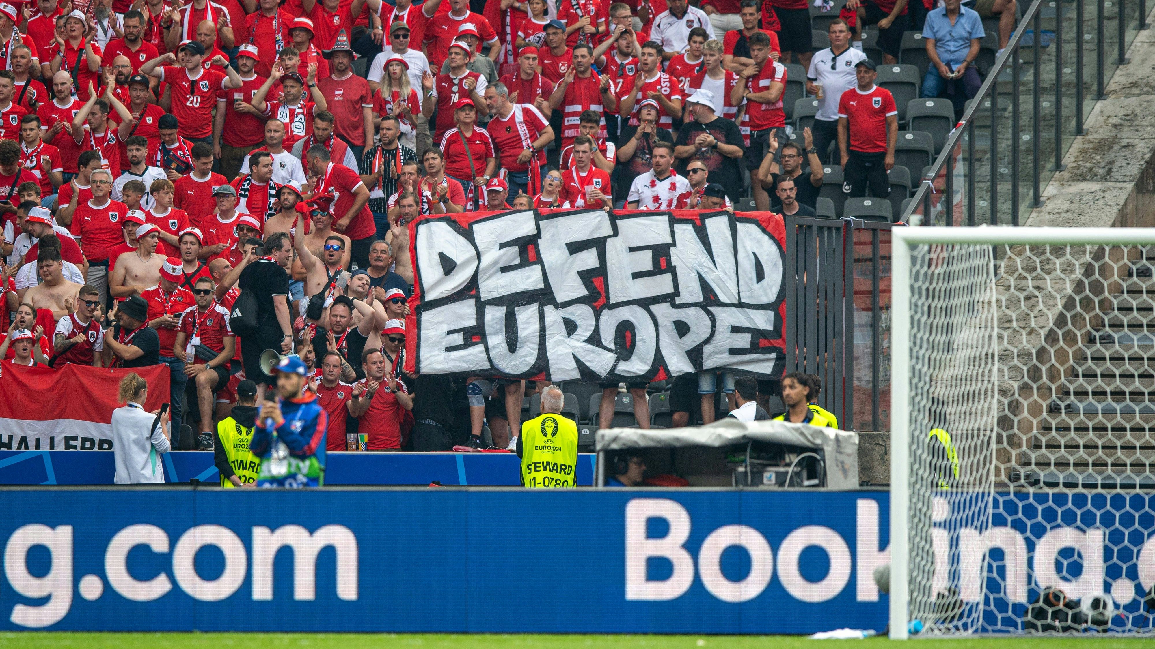Ein Banner mit dem rechtsradikalen Slogan "Defend Europe" war im ÖFB-Fan-Sektor zu sehen.