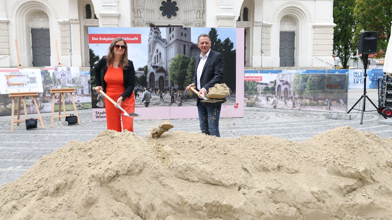 Spatenstich für den neuen Enkplatz.