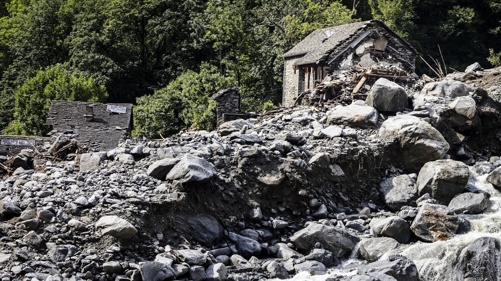 Starkregen-Unwetter haben Ende Juni 2024 im Schweizer Maggiatal und seinen Seitentälern nördlich von Locarno mindestens vier Menschenleben gefordert.