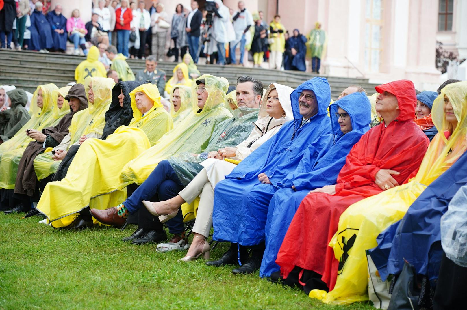 Gäste aus Politik, Wirtschaft und Kultur packten sich ein und freuten sich auf den kulturellen Hochgenuss in der beeindruckenden Kulisse.