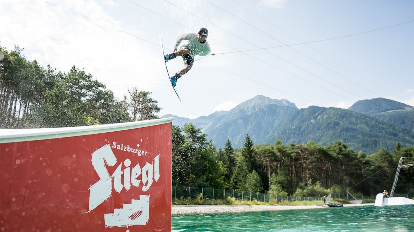 In der Wake AREA greifen seit 2017 die Helden der Wakeboard-Szene bei den Tyrolean Wakeboard Masters zum Cable und präsentieren waghalsige Jumps, Boardslides und Grabs. 