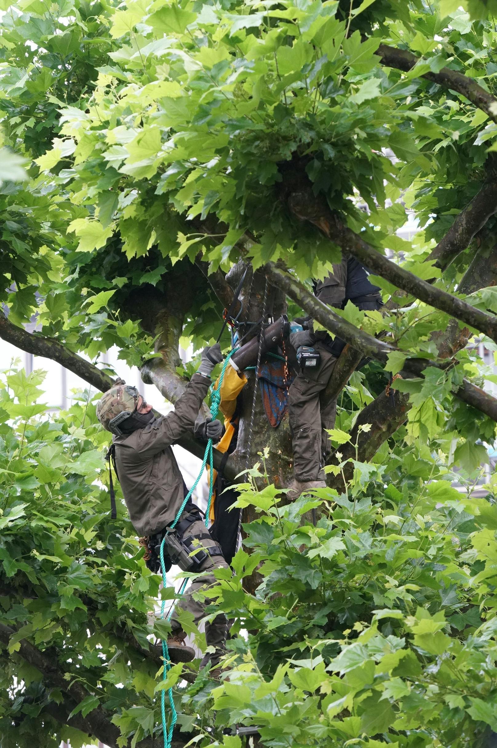 Mittwochfrüh hat die Vorarlberger Polizei die Blockade von "Extinction Rebellion" vor dem Landhaus Bregenz geräumt. Die Klimaaktivisten hatten sich an einer riesigen, brennenden und gleichzeitig ertrinkenden Erdkugel sowie einer großen Geburtstagstorte festgekettet.