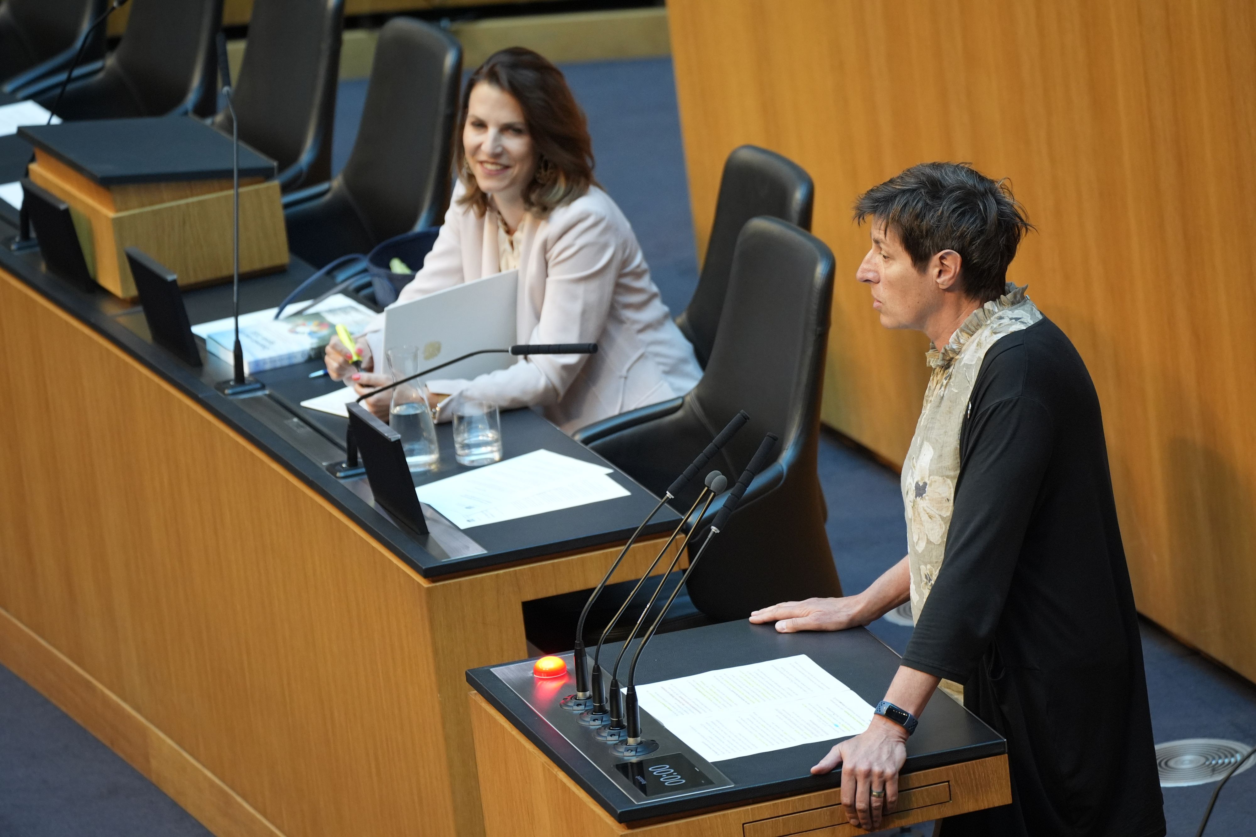 Einen harten Schlagabtausch gab es zwischen der Abgeordneten Astrid Rössler (Grüne) und Verfassungsministerin Karoline Edtstadler (ÖVP).