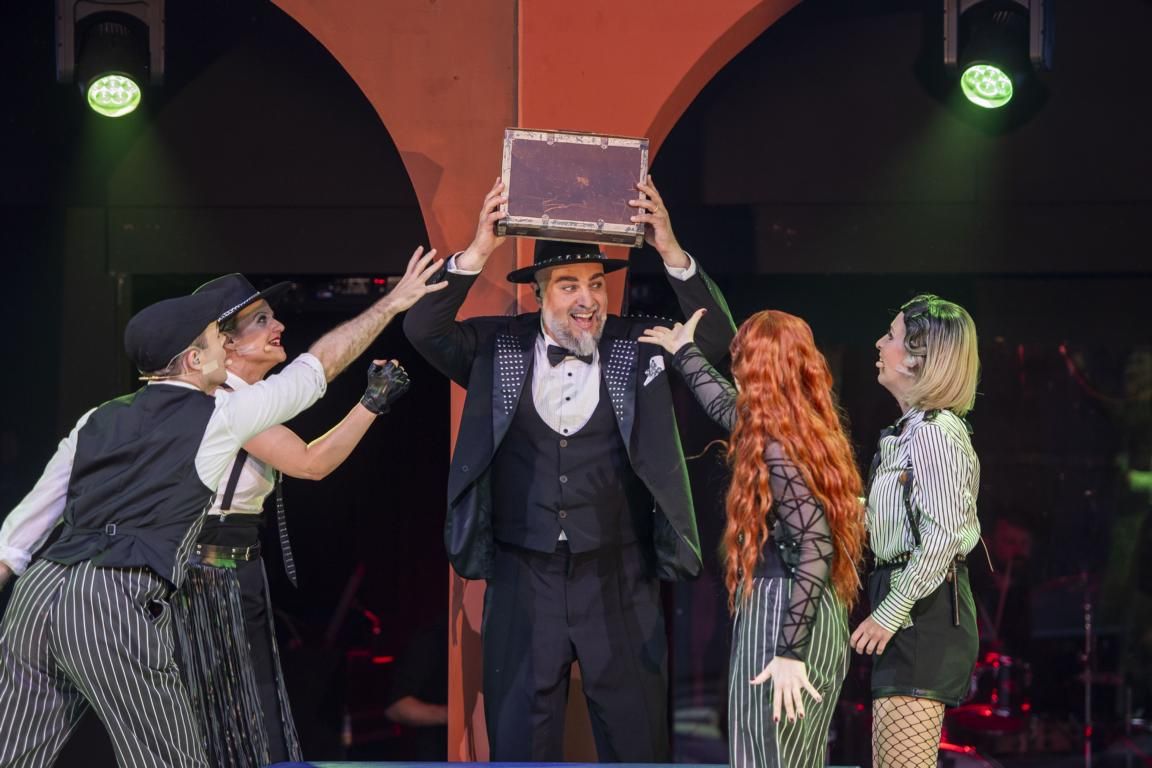 Alle wollen den heißbegehrten Koffer.