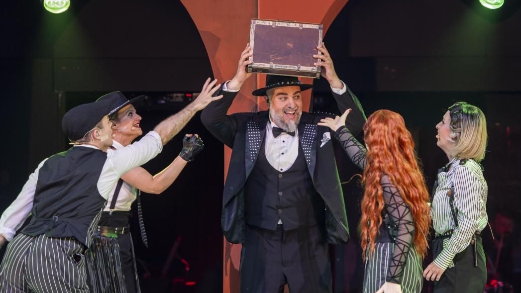 Alle wollen den heißbegehrten Koffer.