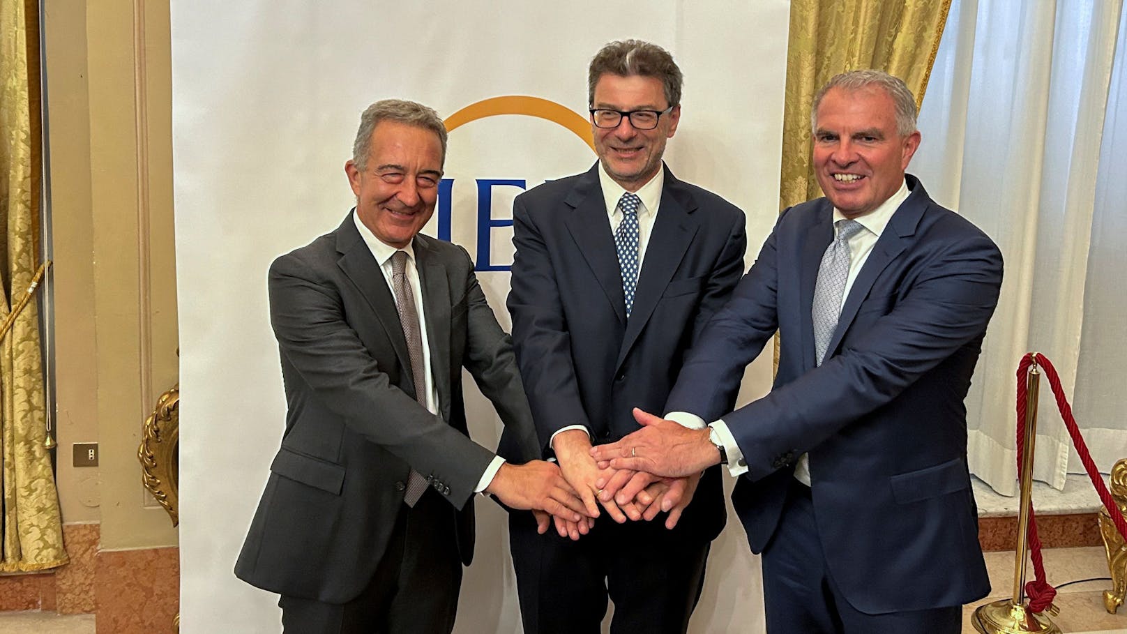 ITA-Boss Antonino Turicchi, Italiens Wirtschaftsminister Giancarlo Giorgetti und Lufthansa-CEO Carsten Spohr besiegeln die Übernahme (von links nach rechts).
