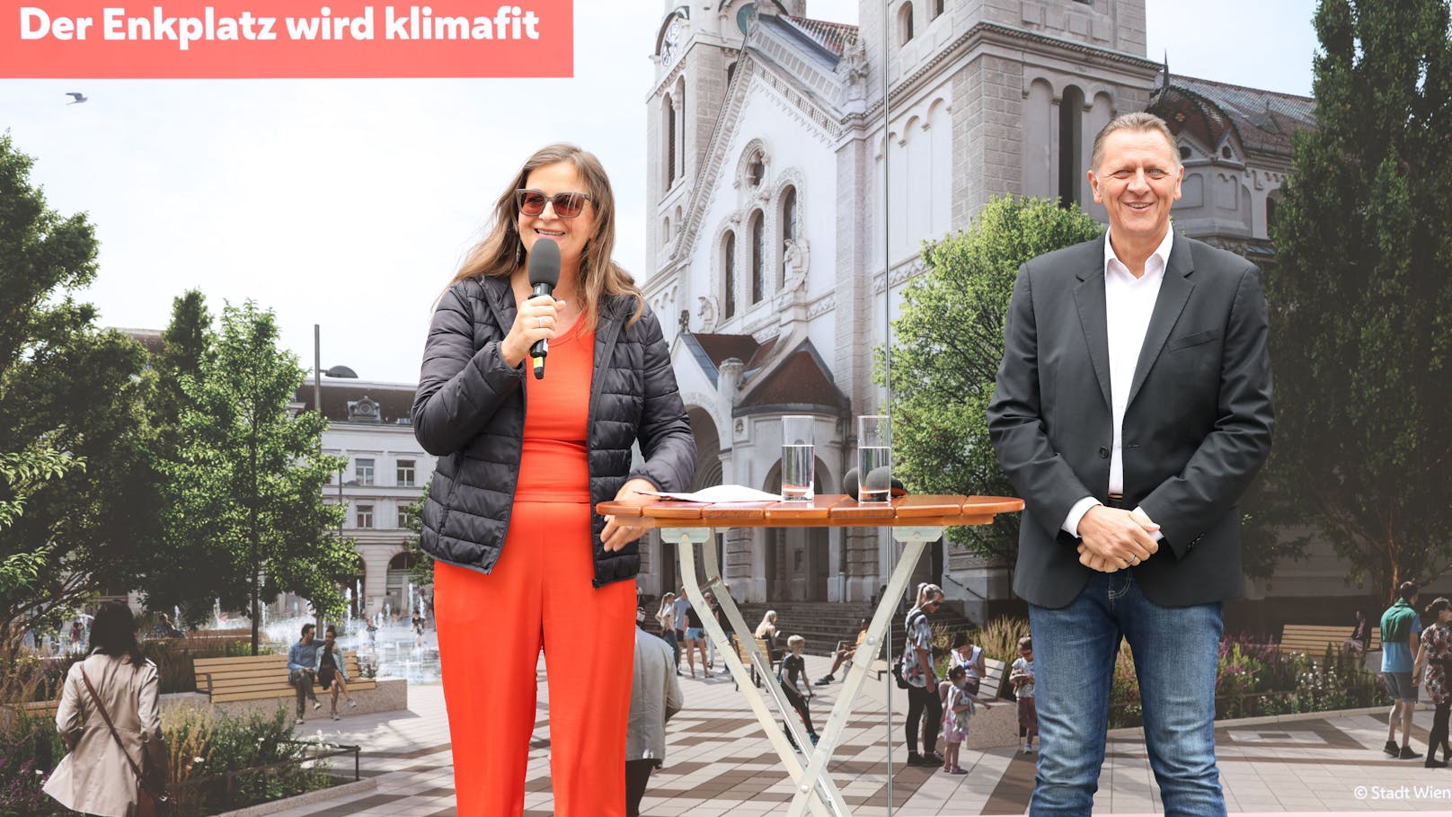 Sima und Steinhart präsentieren die Pläne für den Enkplatz.