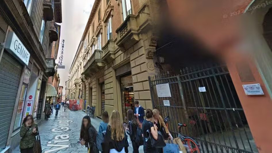 Eine 37-jährige somalische Frau entkam ihren Vergewaltigern in Bologna durch einen Sprung aus dem Fenster.