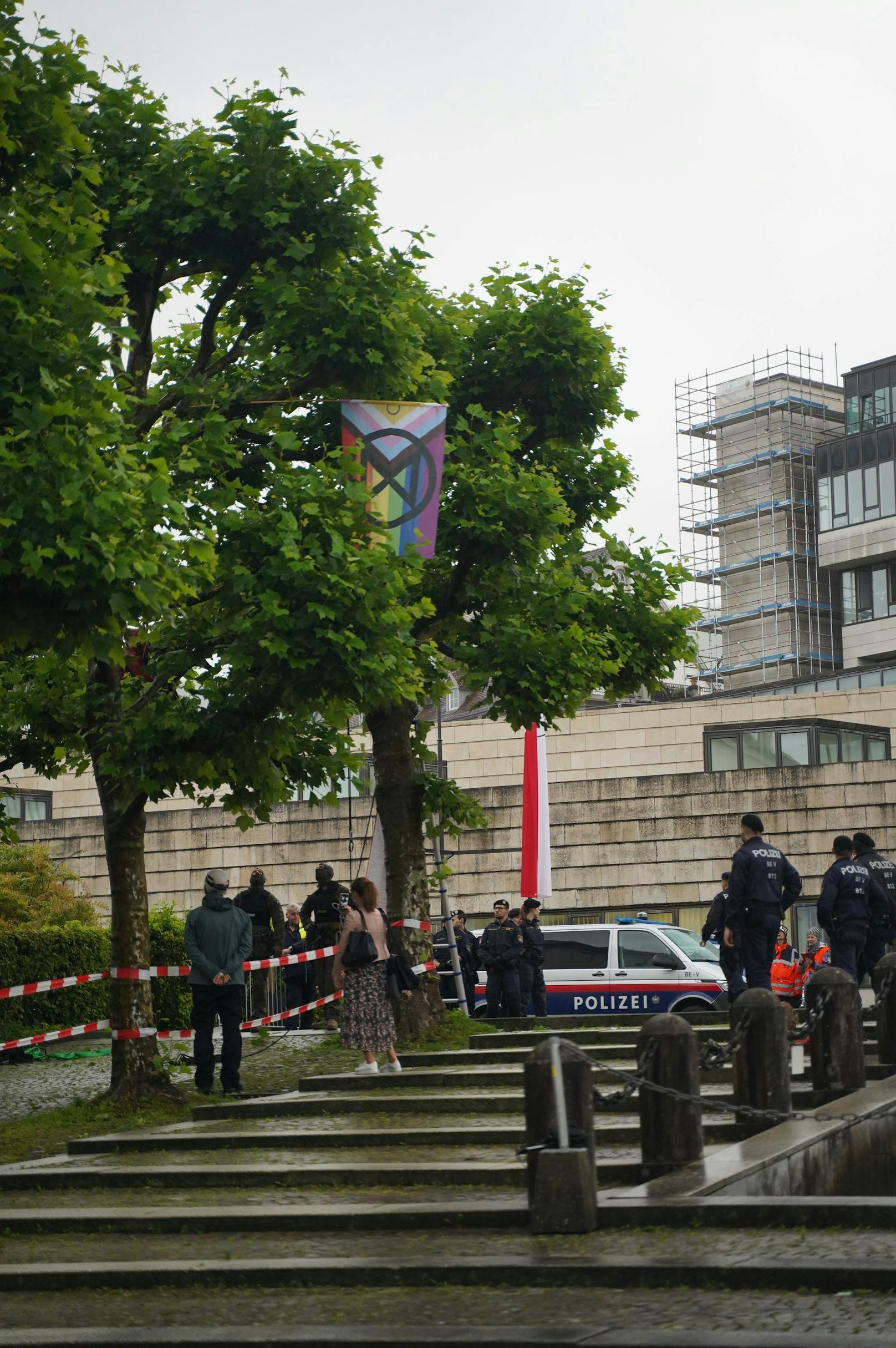 Mittwochfrüh hat die Vorarlberger Polizei die Blockade von "Extinction Rebellion" vor dem Landhaus Bregenz geräumt. Die Klimaaktivisten hatten sich an einer riesigen, brennenden und gleichzeitig ertrinkenden Erdkugel sowie einer großen Geburtstagstorte festgekettet.