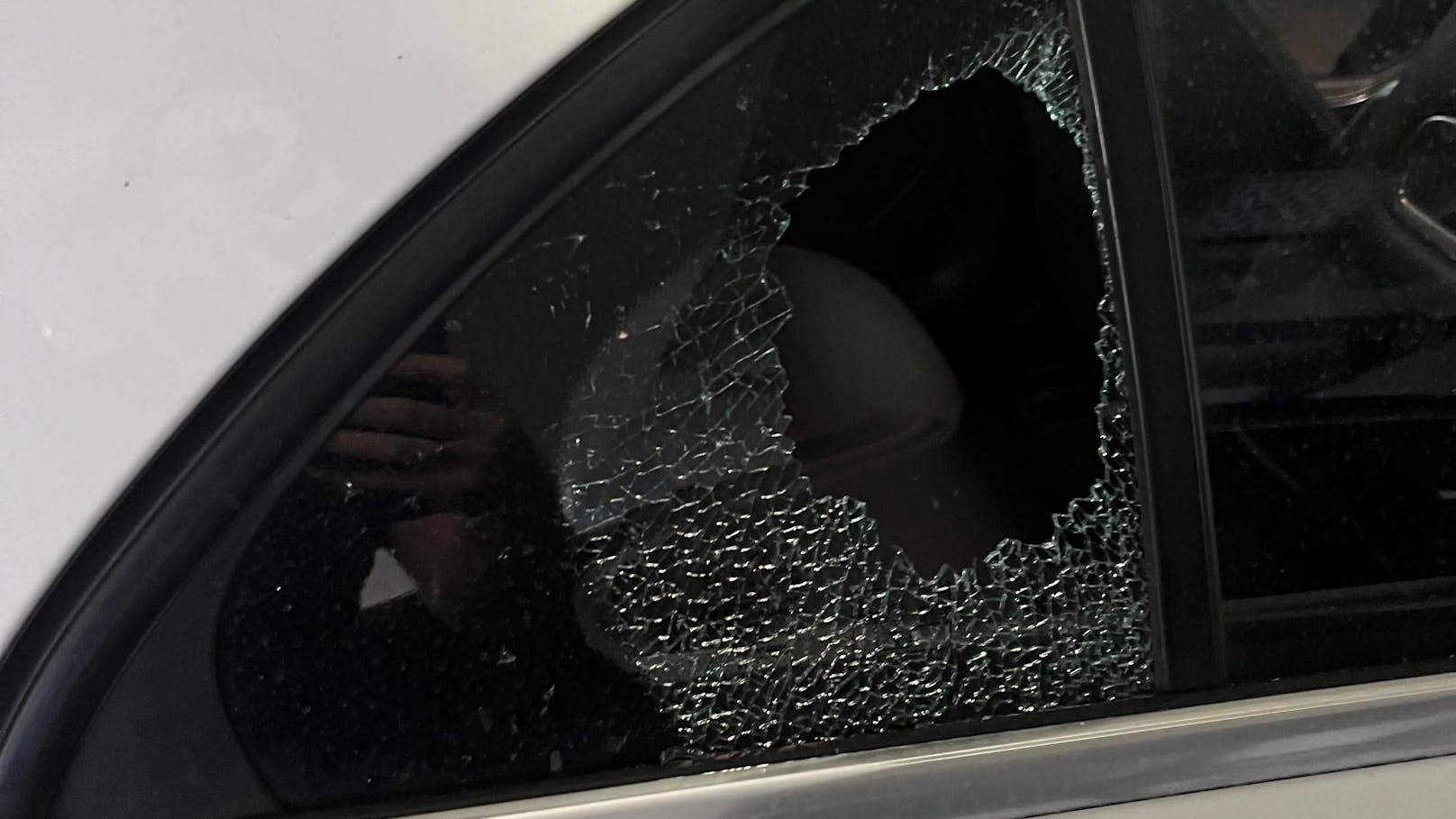 Auch die Garage half nichts: Das Auto einer "Heute"-Leserin aus Wien-Donaustadt wurde Opfer der Jugendbande. Das rechte hintere Seitenfenster wurde eingeschlagen.