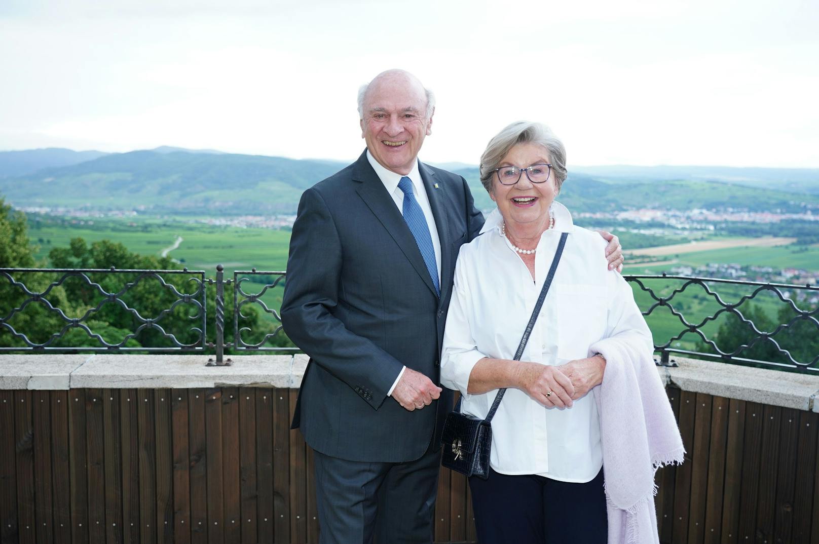 Erwin und Sissi Pröll vor dem Regenschauer beim Raiffeisen-Empfang